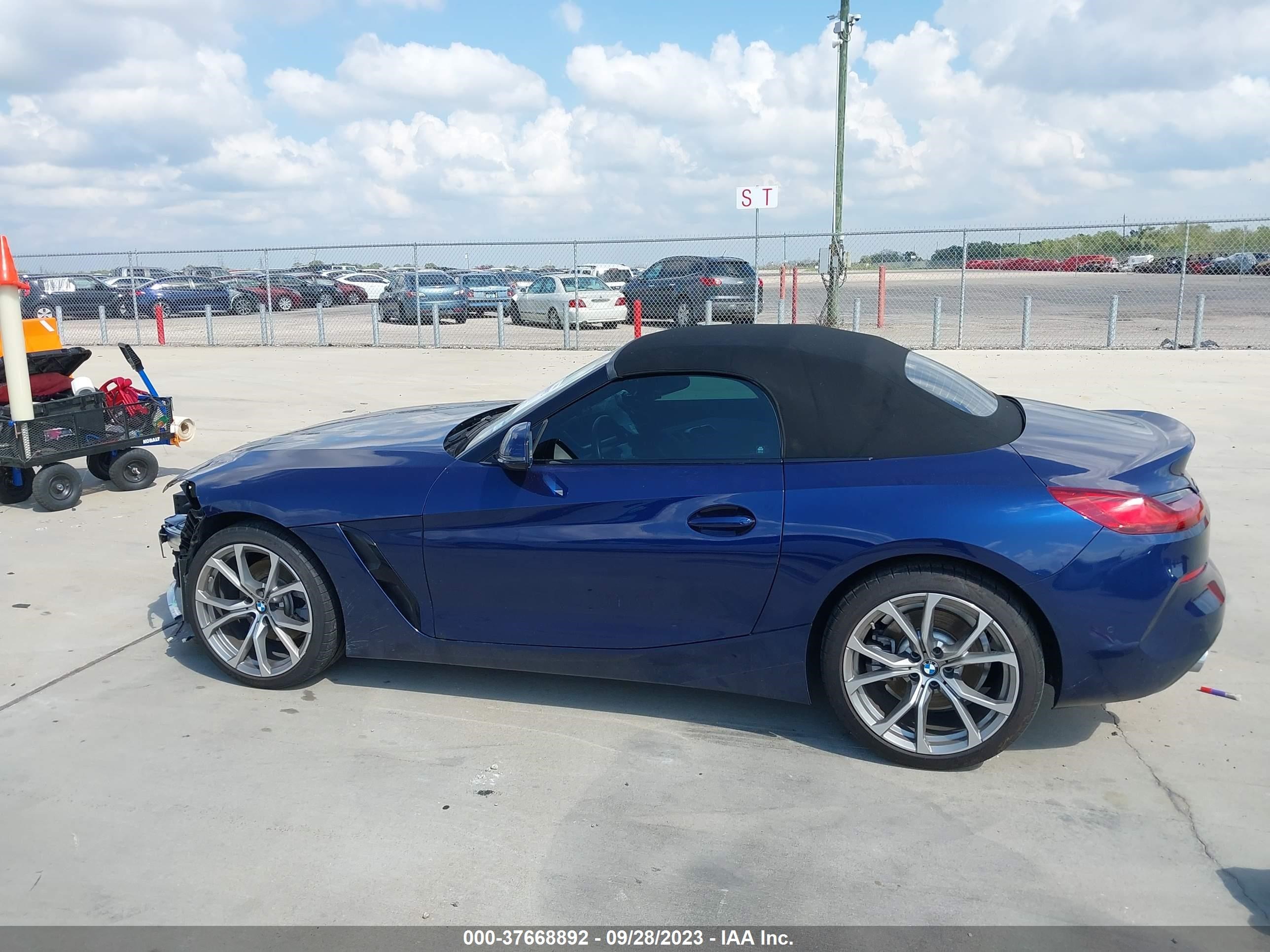 Photo 14 VIN: WBAHF3C09LWW83037 - BMW Z4 