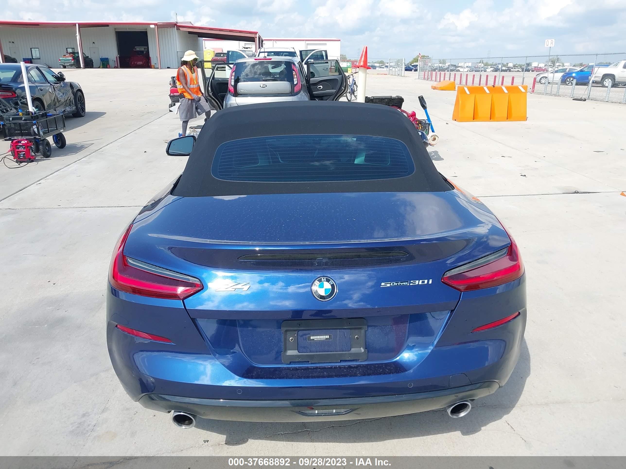 Photo 16 VIN: WBAHF3C09LWW83037 - BMW Z4 