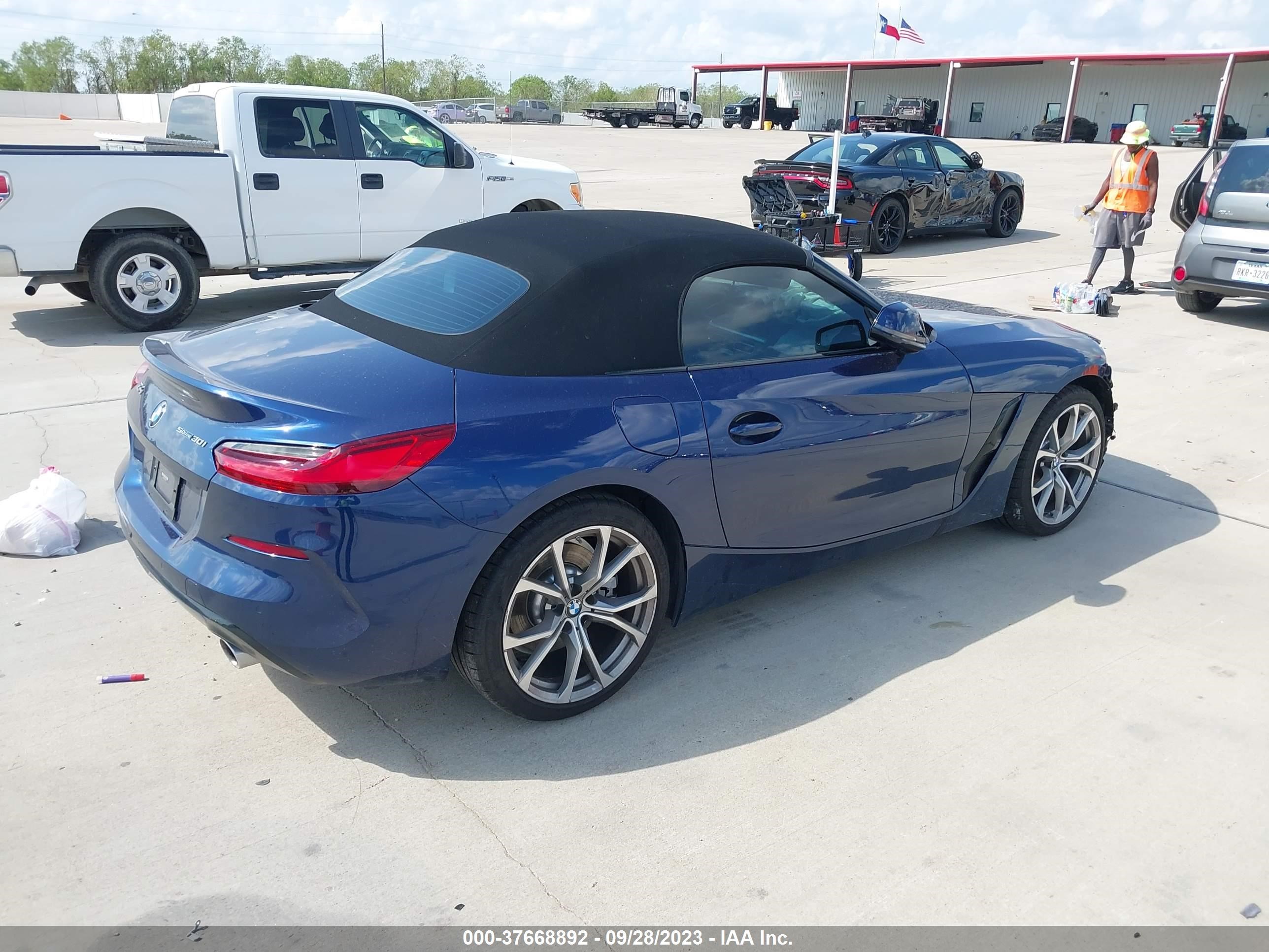 Photo 3 VIN: WBAHF3C09LWW83037 - BMW Z4 