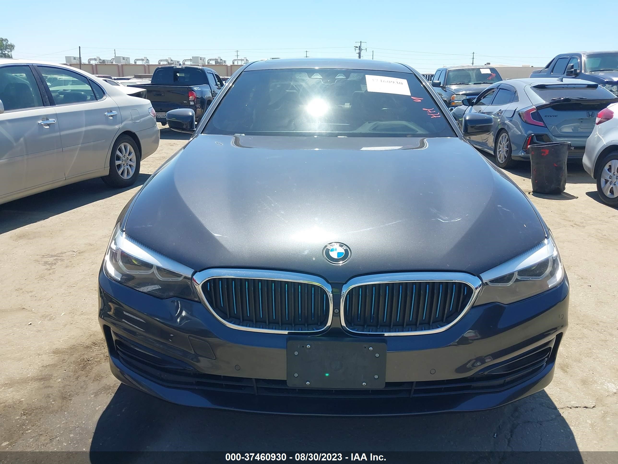 Photo 11 VIN: WBAJA9C5XJB032843 - BMW 530E 