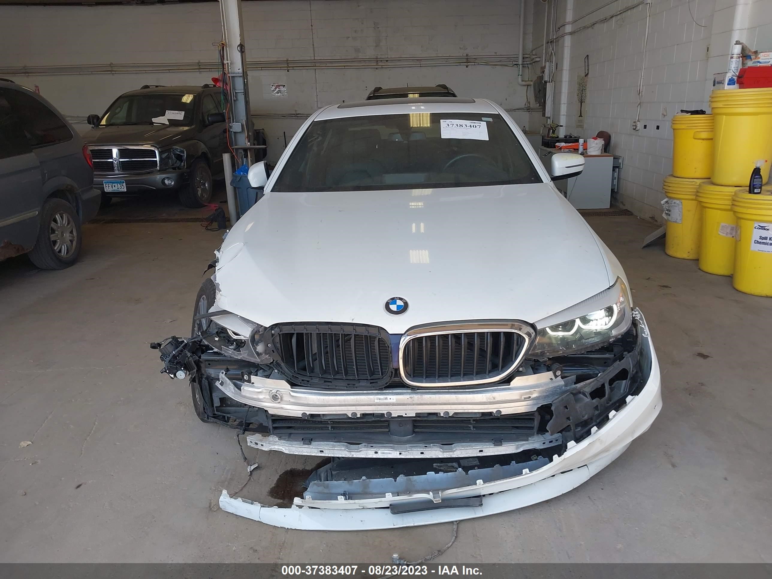 Photo 11 VIN: WBAJE7C51JWD52458 - BMW 5ER 