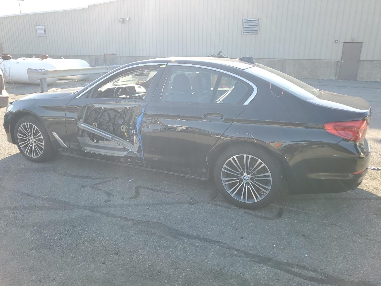 Photo 1 VIN: WBAJE7C52JWC57147 - BMW 5 SERIES 