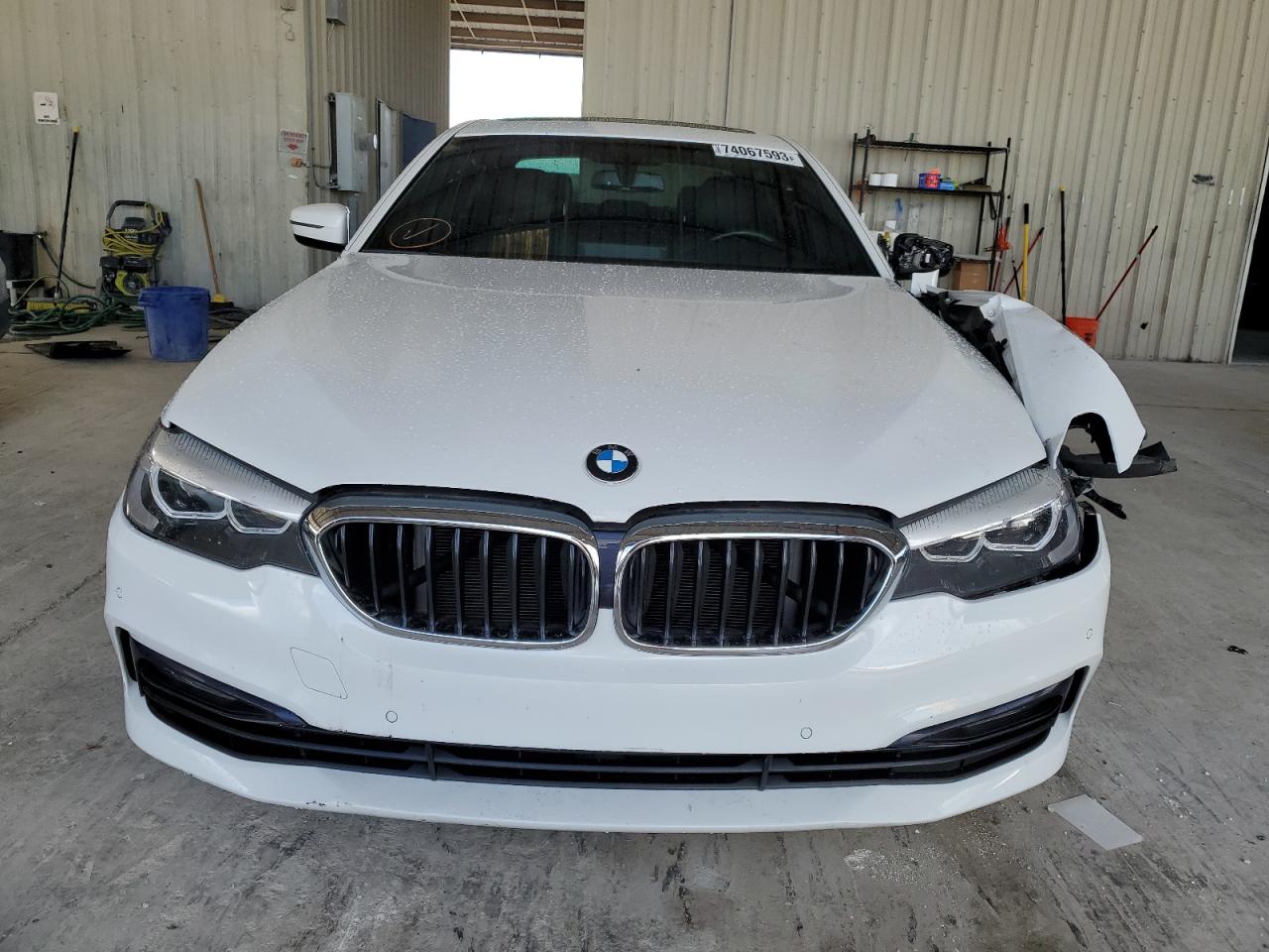 Photo 4 VIN: WBAJE7C58JWC56889 - BMW 540I 