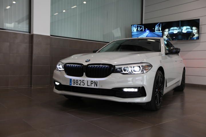 Photo 1 VIN: WBAJR11010CE52150 - BMW 520IA CITY CAR 