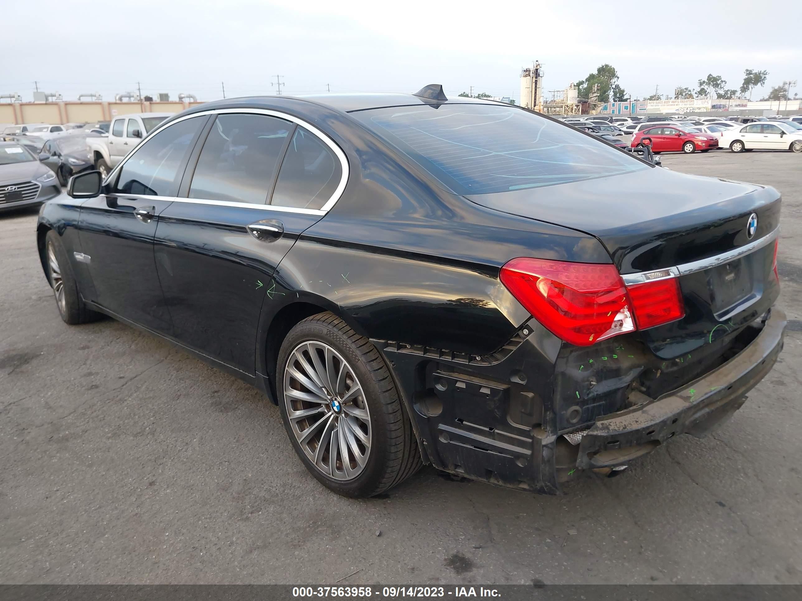 Photo 2 VIN: WBAKA4C55CC613669 - BMW 7ER 