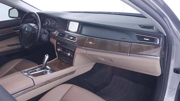 Photo 31 VIN: WBAKB4104BC429309 - BMW 740 