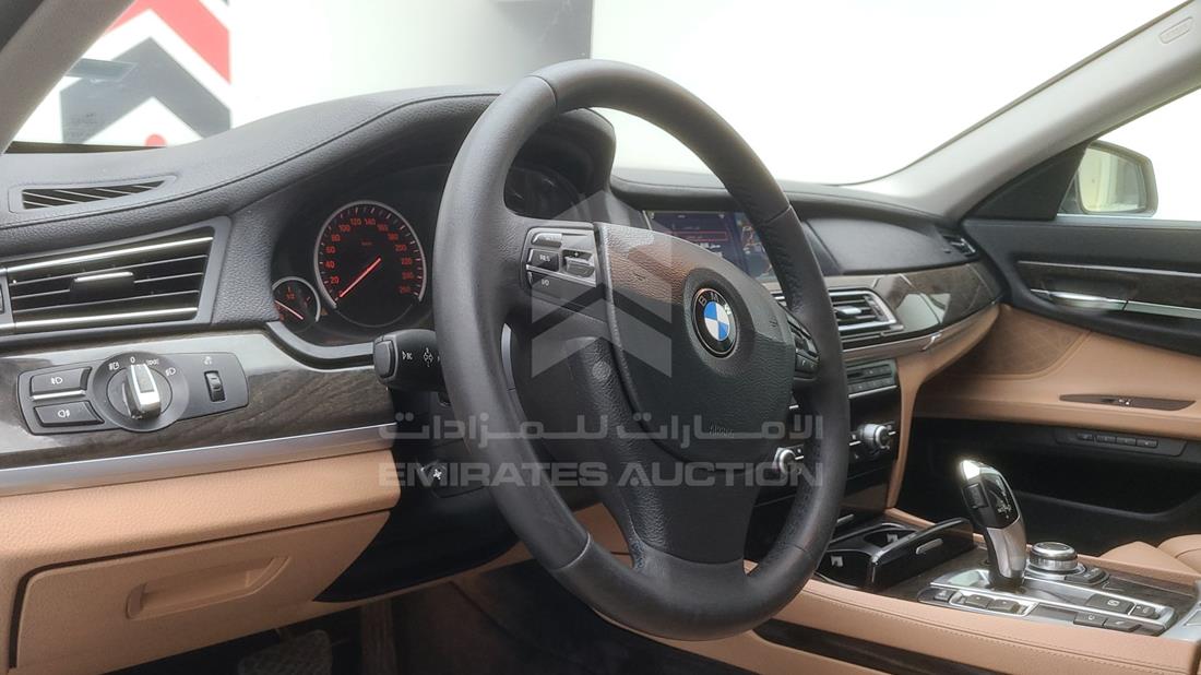 Photo 17 VIN: WBAKB4108CC932729 - BMW 740 