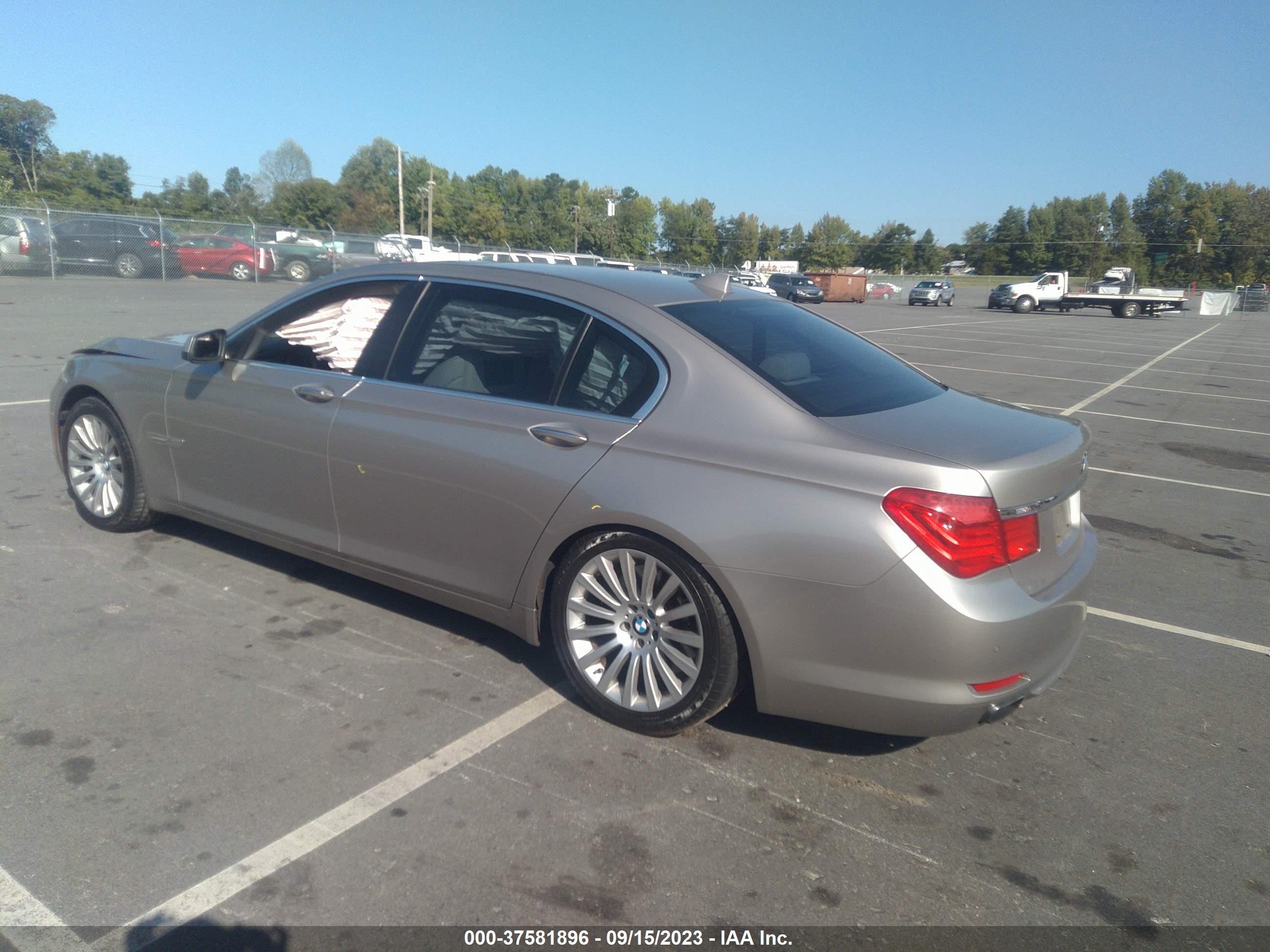 Photo 2 VIN: WBAKB8C52CDW84732 - BMW 7ER 