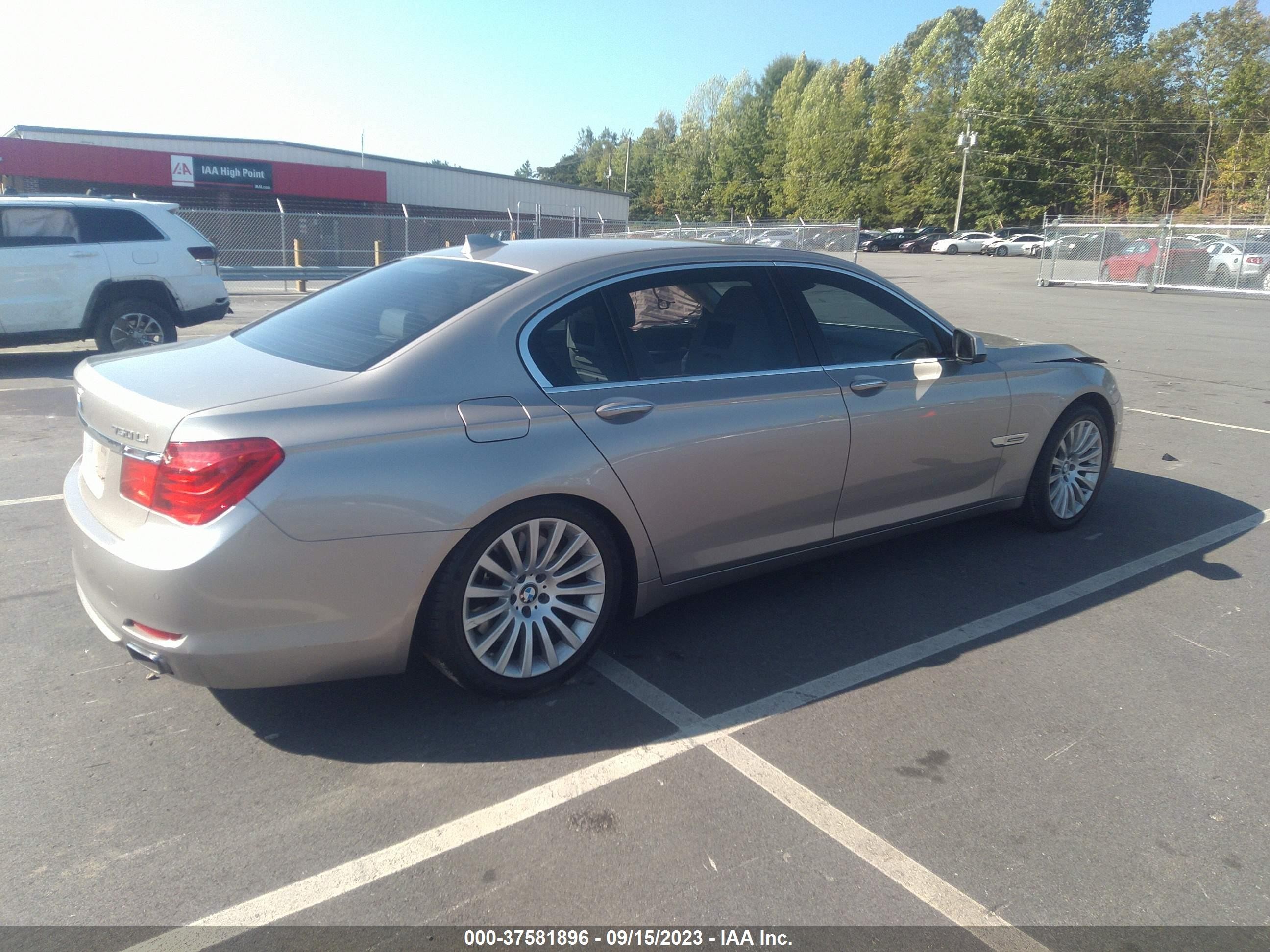 Photo 3 VIN: WBAKB8C52CDW84732 - BMW 7ER 