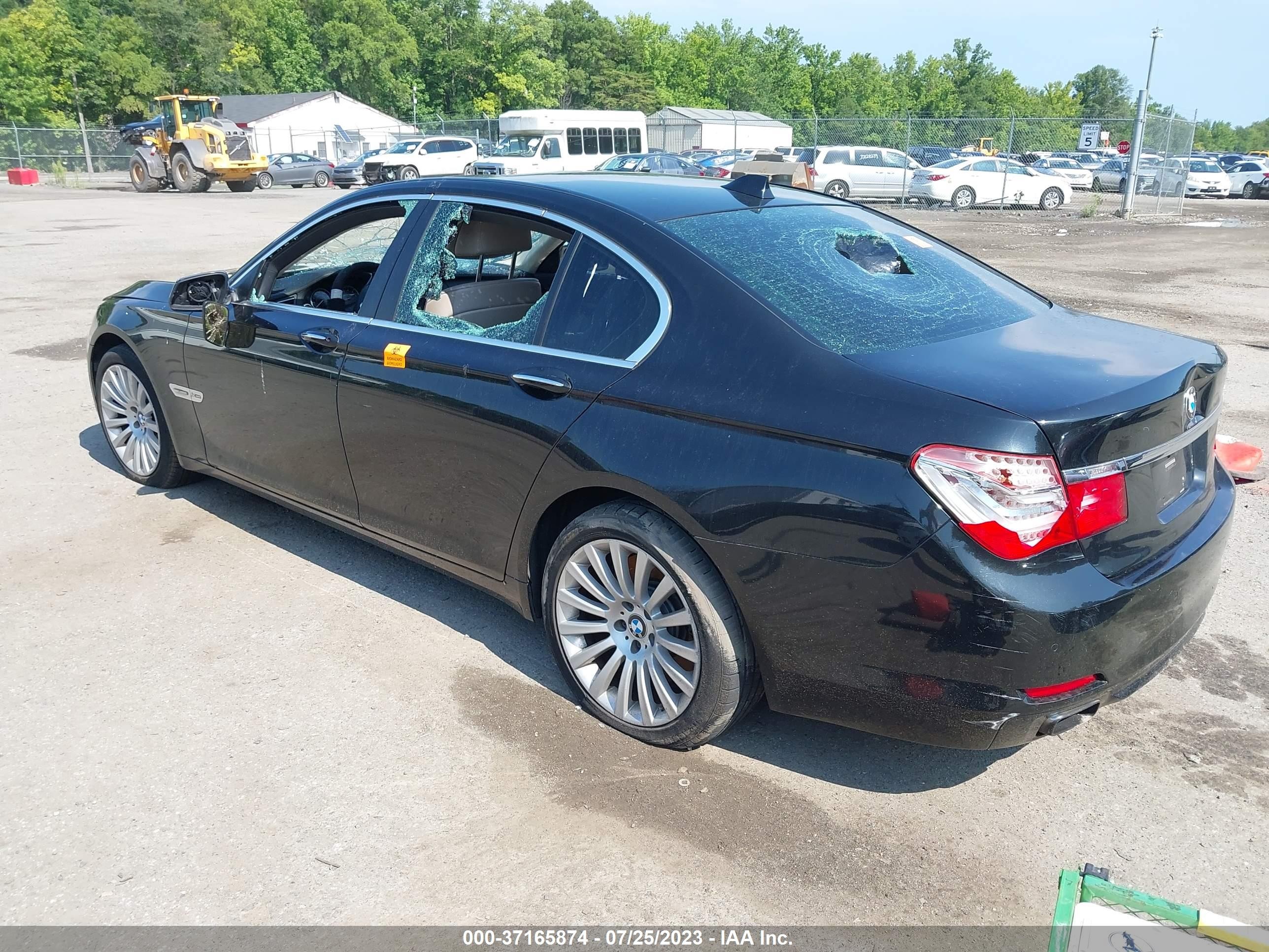 Photo 2 VIN: WBAKC6C52CC395700 - BMW 7ER 