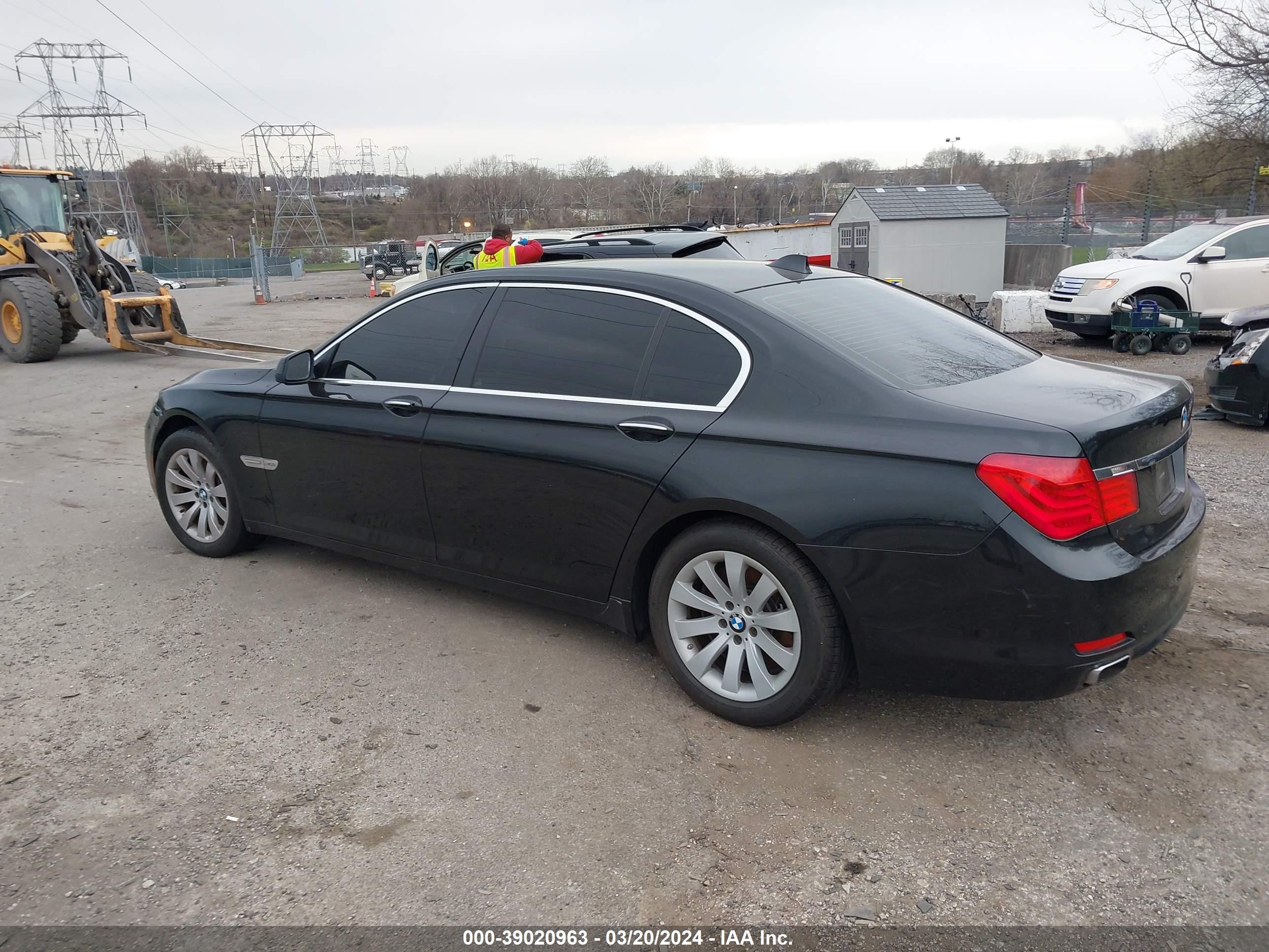 Photo 2 VIN: WBAKC8C53BC433784 - BMW 7ER 