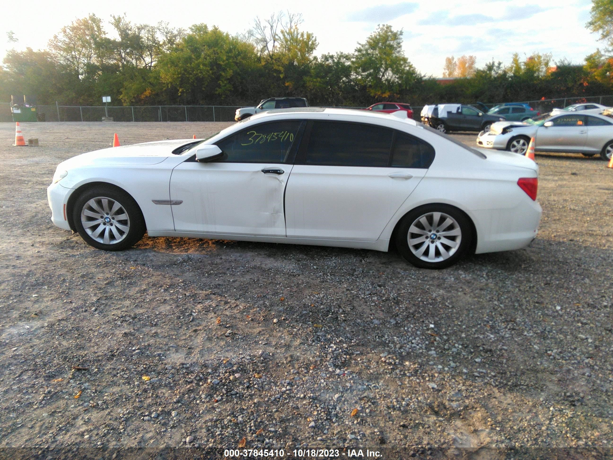 Photo 14 VIN: WBAKC8C58BC431626 - BMW 7ER 