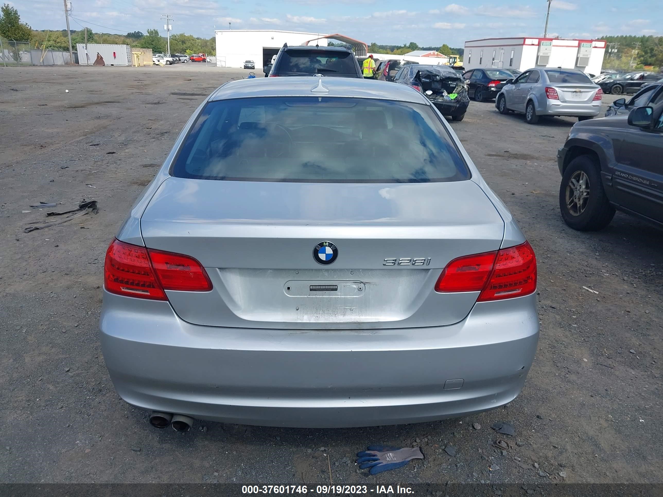 Photo 15 VIN: WBAKF5C58BE655165 - BMW 328I 