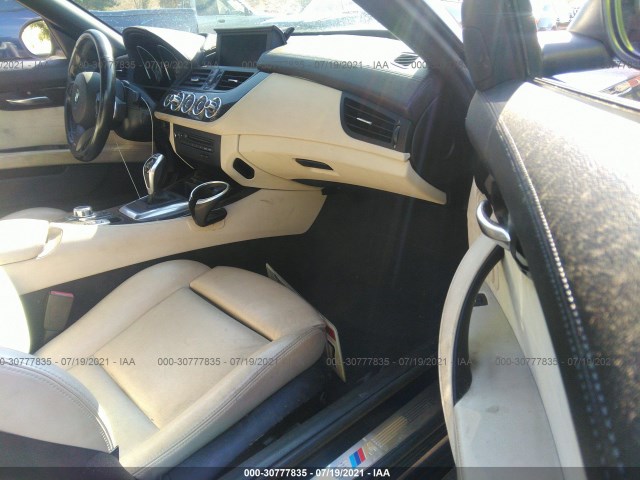 Photo 4 VIN: WBALM1C5XBE393619 - BMW Z4 