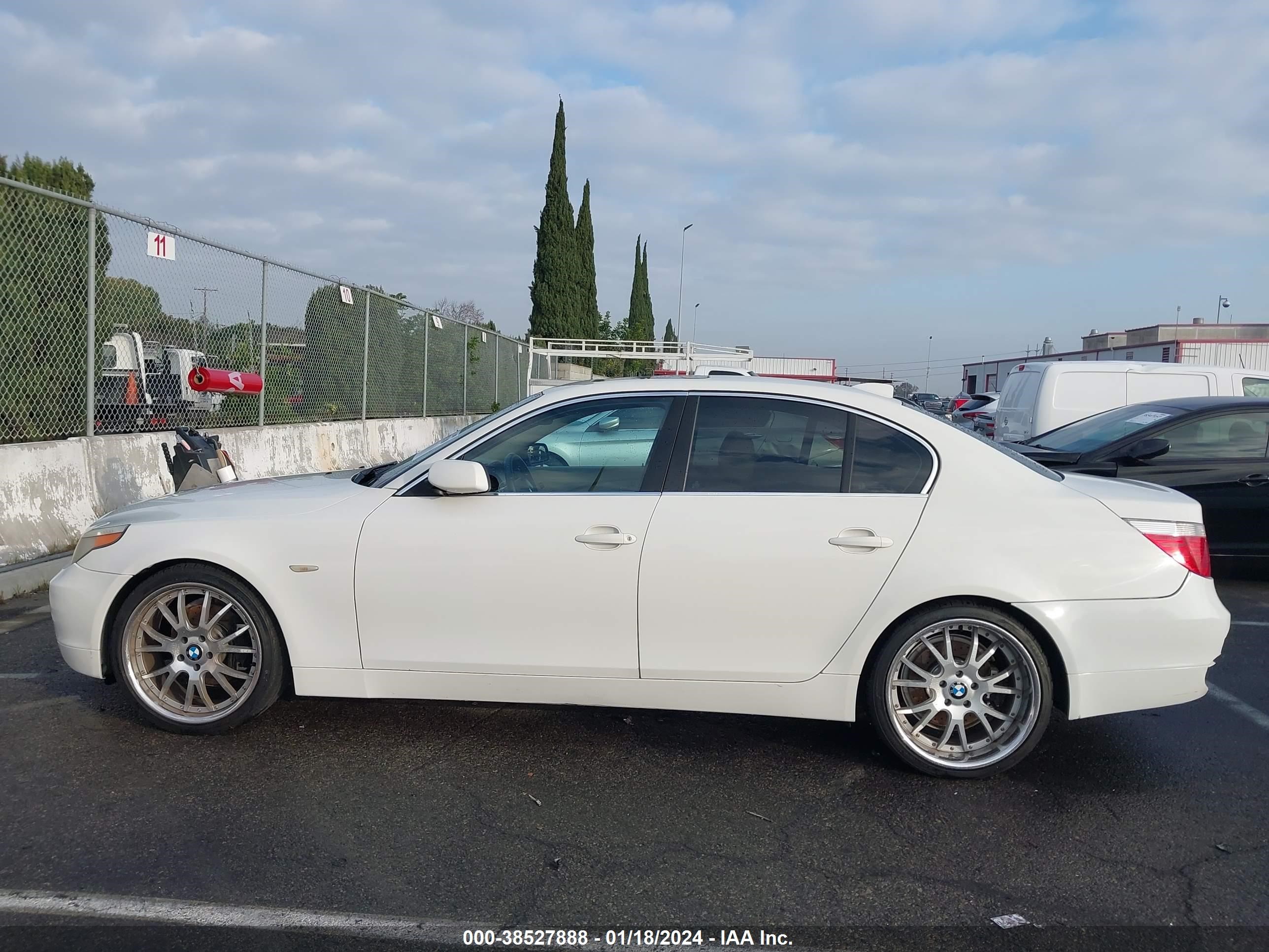 Photo 13 VIN: WBANE73587CM49844 - BMW 5ER 