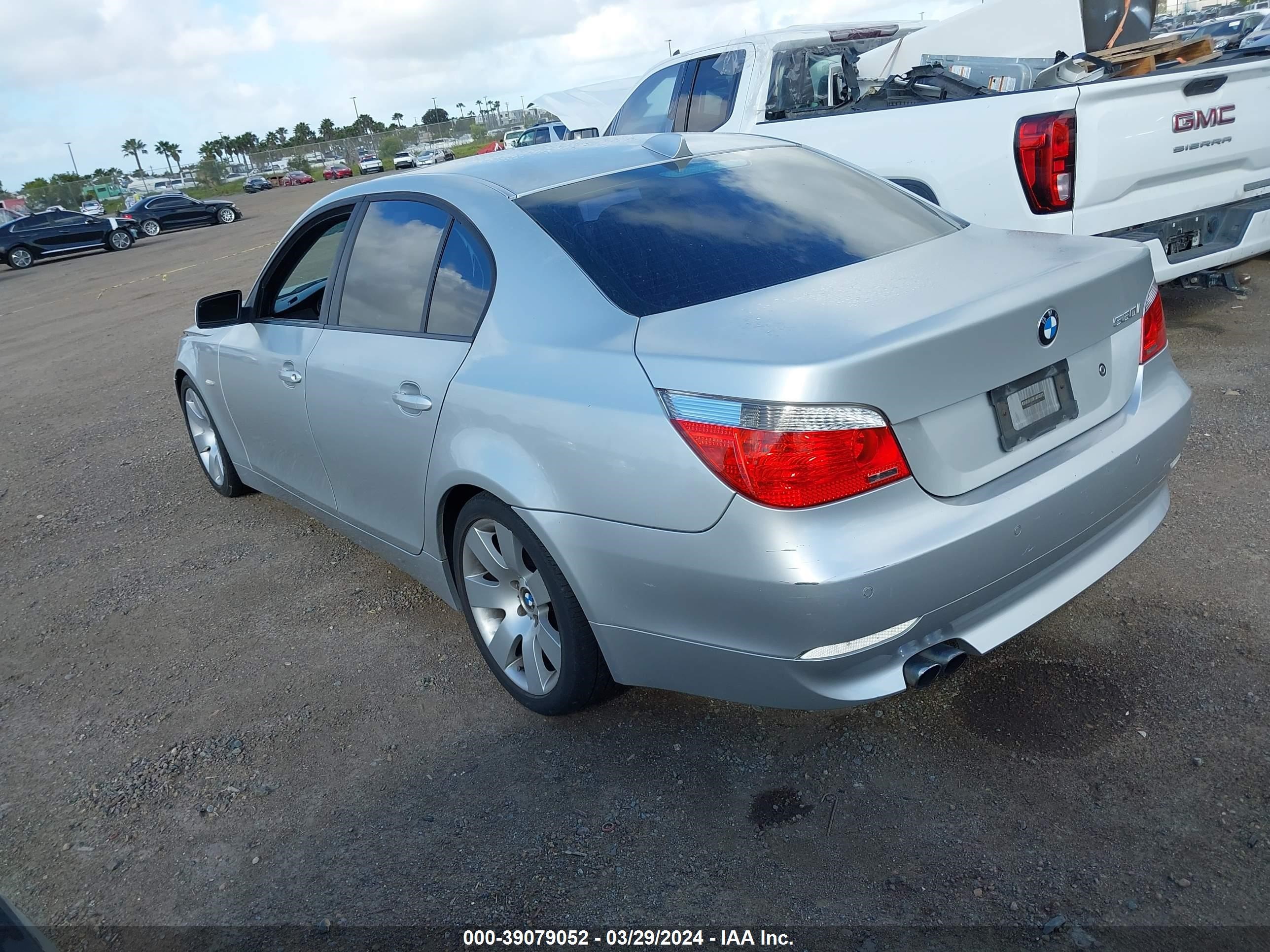 Photo 2 VIN: WBANE735X7CM57525 - BMW 5ER 