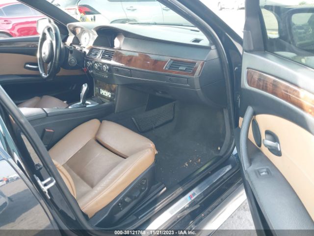 Photo 4 VIN: WBANW5C5XACT56767 - BMW 550I 