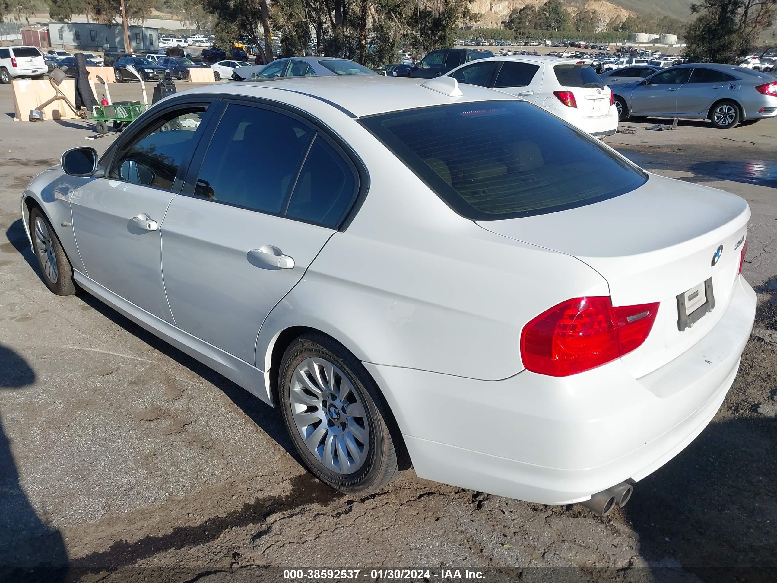 Photo 2 VIN: WBAPH57559NM32828 - BMW 3ER 