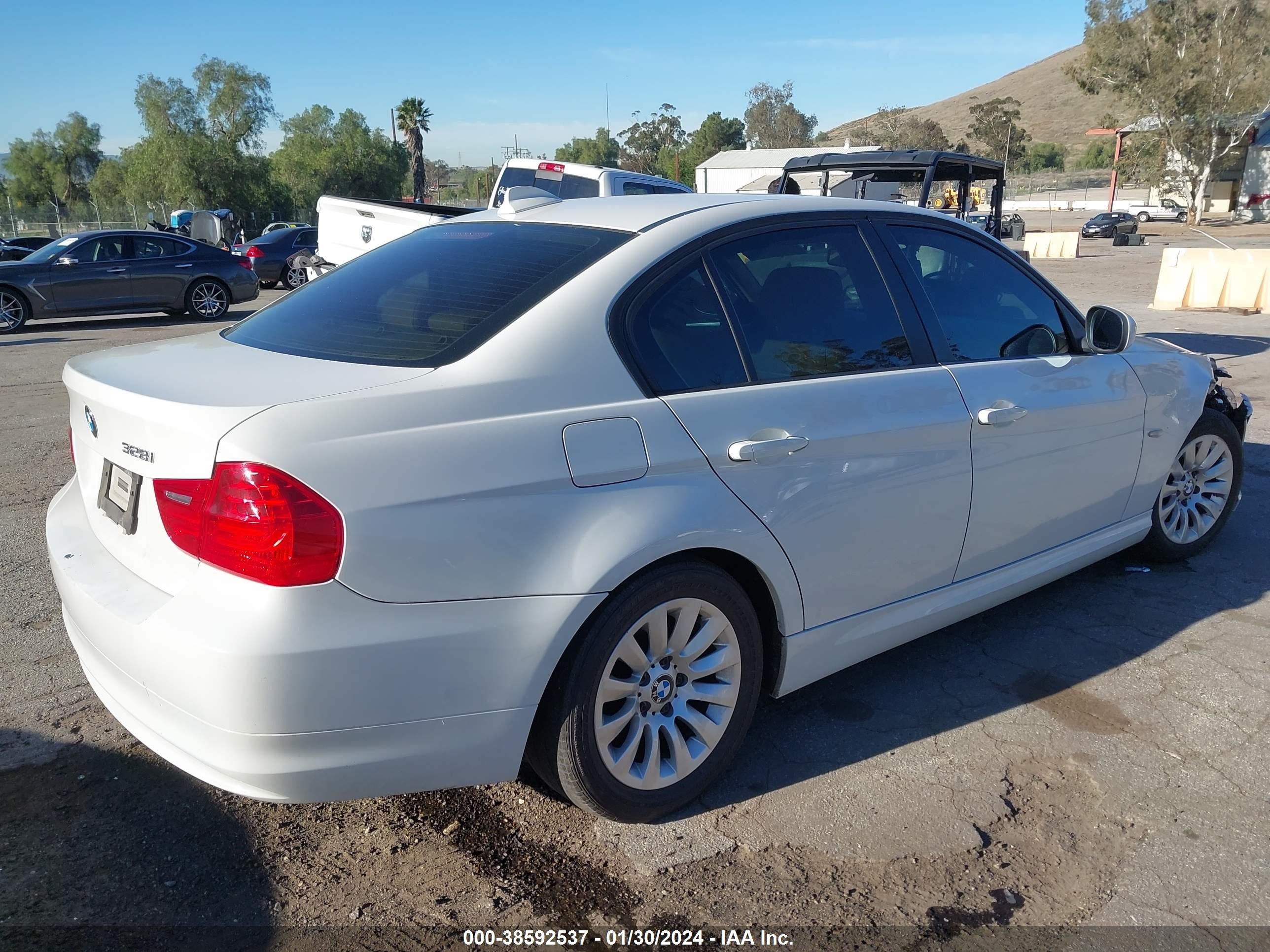 Photo 3 VIN: WBAPH57559NM32828 - BMW 3ER 