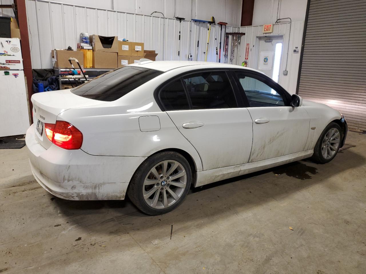 Photo 2 VIN: WBAPH5C51BF093670 - BMW 3ER 