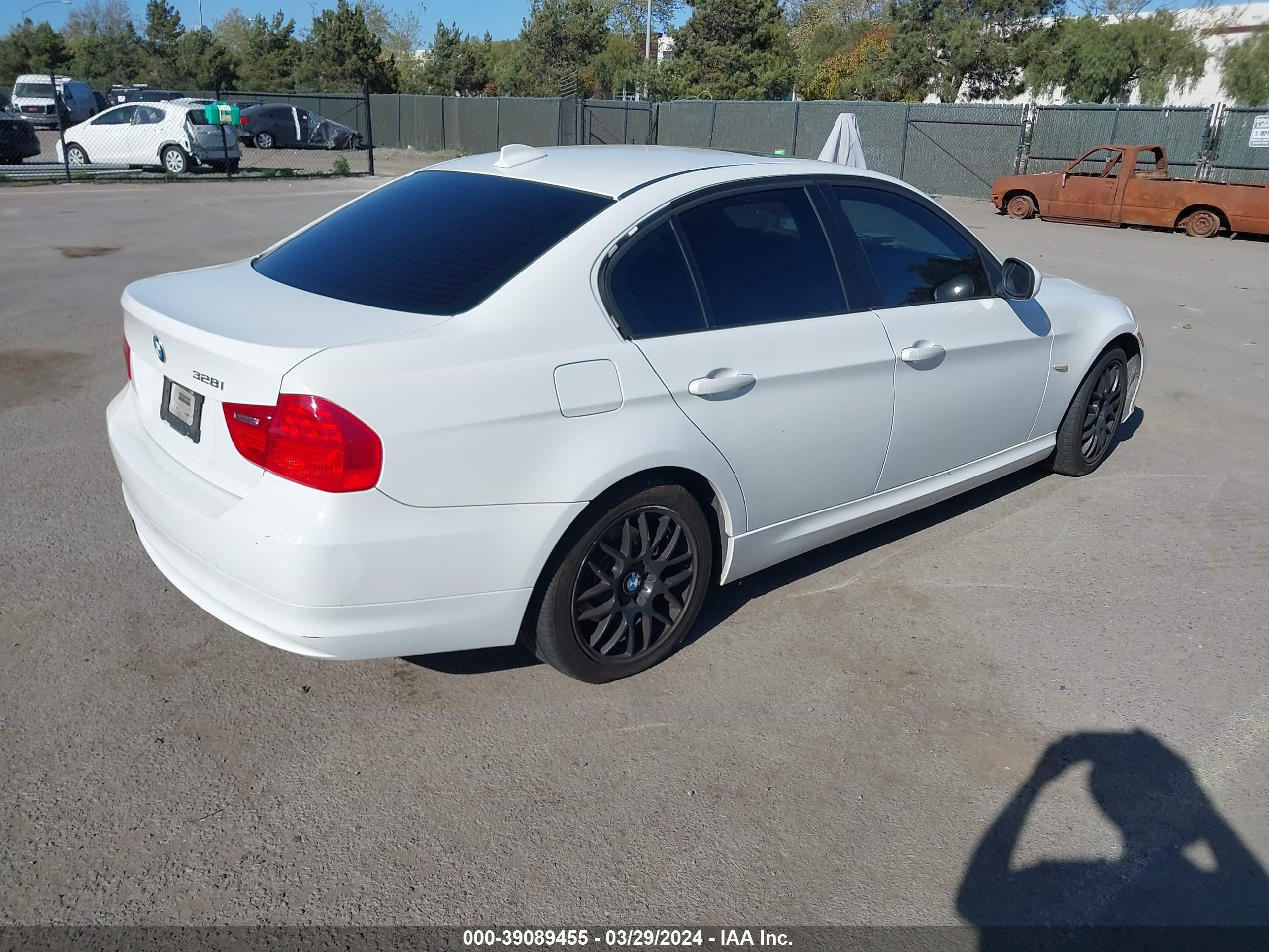 Photo 3 VIN: WBAPH5C53BA445144 - BMW 3ER 