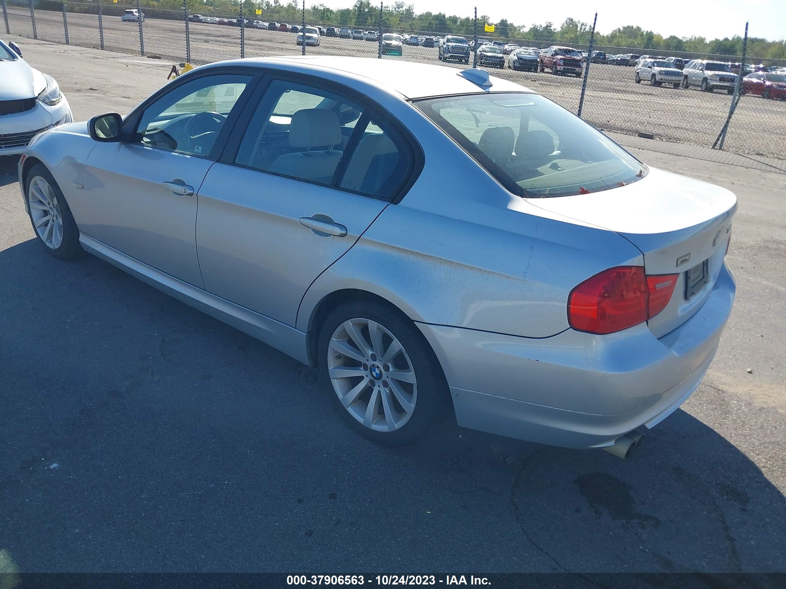 Photo 2 VIN: WBAPH5C59BA442992 - BMW 3ER 