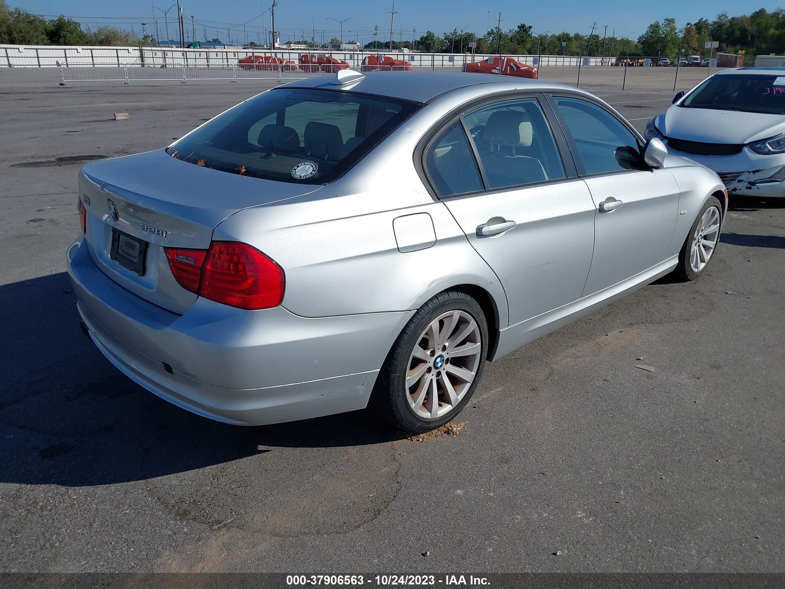 Photo 3 VIN: WBAPH5C59BA442992 - BMW 3ER 