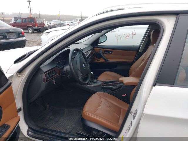 Photo 4 VIN: WBAPH5G59BNM77731 - BMW 328 