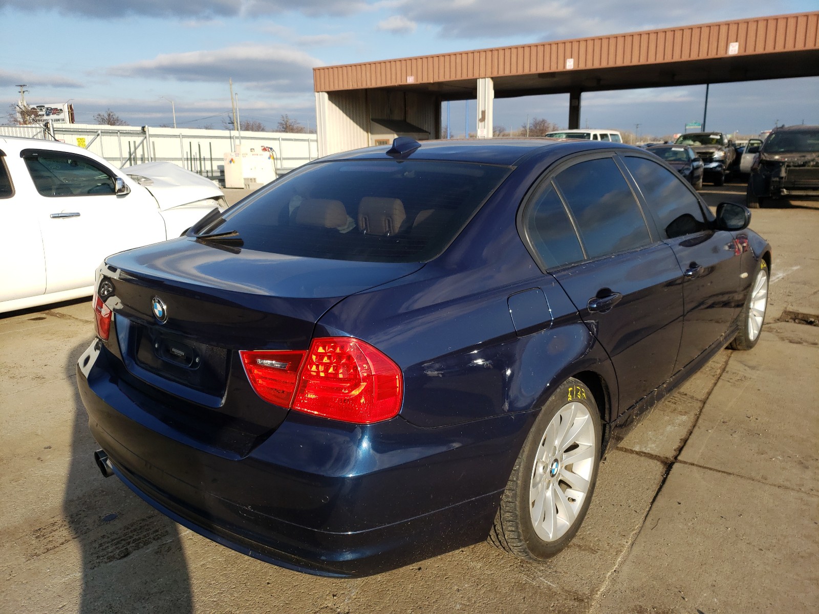 Photo 3 VIN: WBAPH7C50BA801660 - BMW 328 