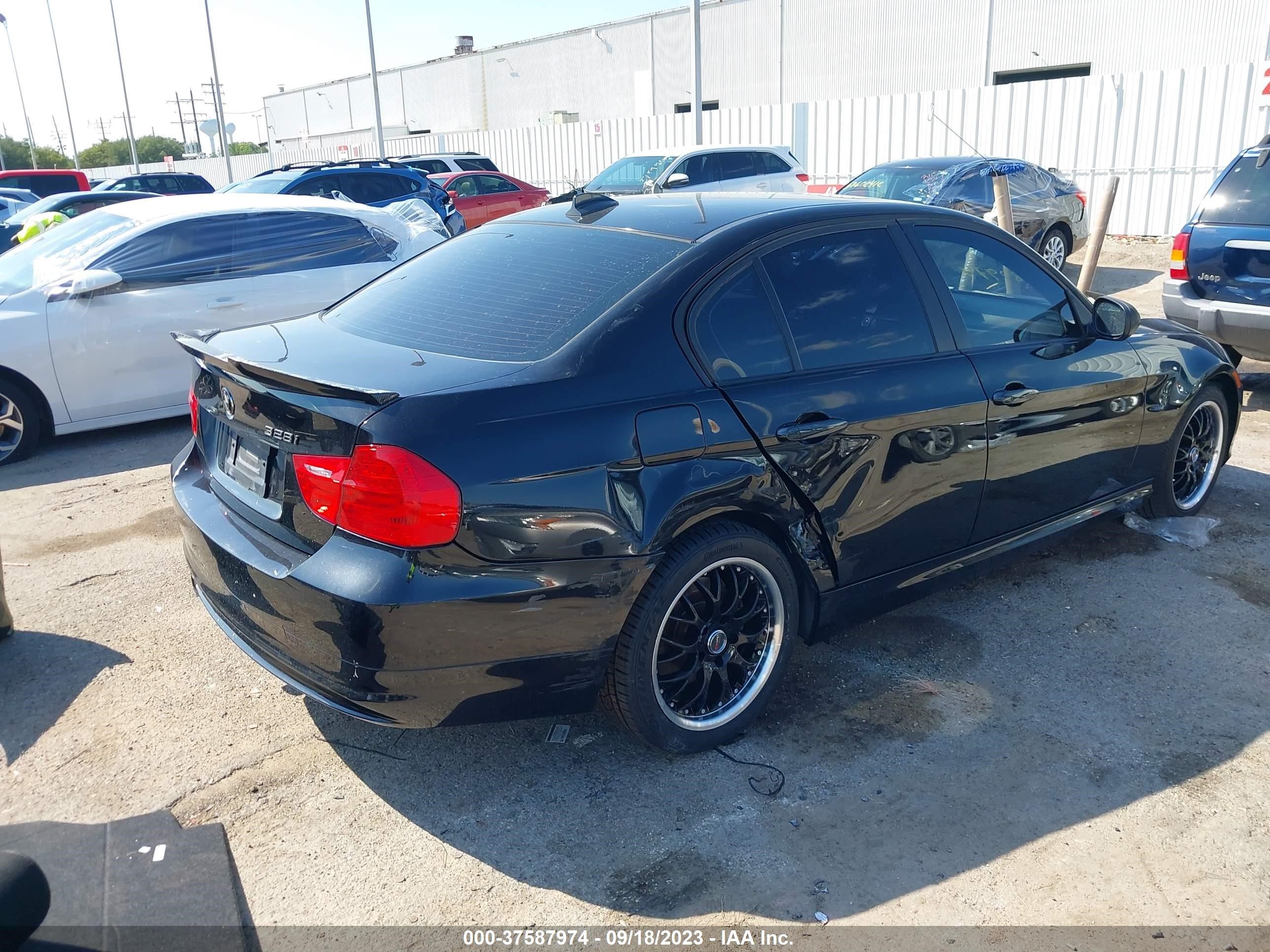 Photo 3 VIN: WBAPH7C51BE682218 - BMW 3ER 