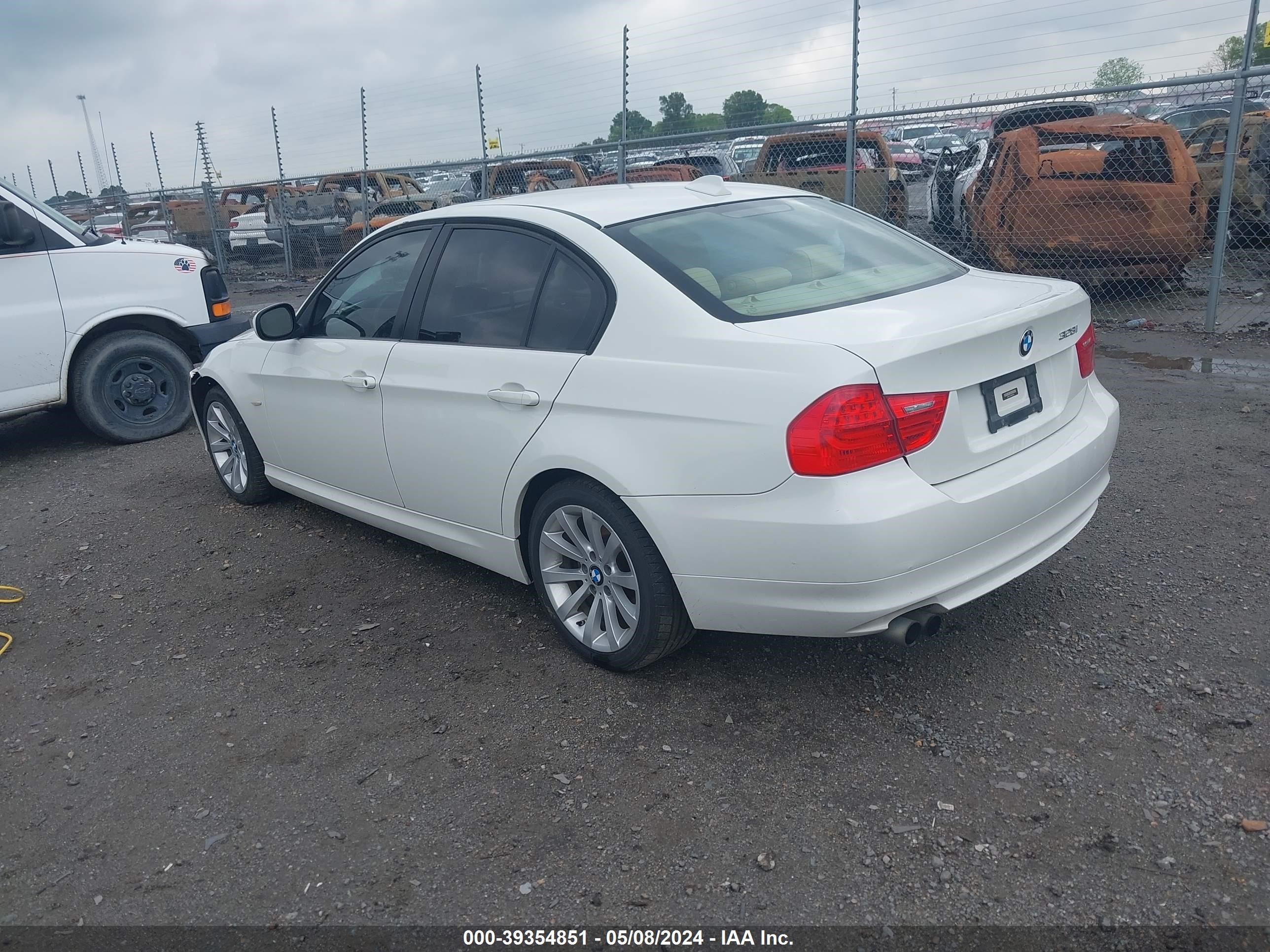 Photo 2 VIN: WBAPH7C54BE850126 - BMW 3ER 