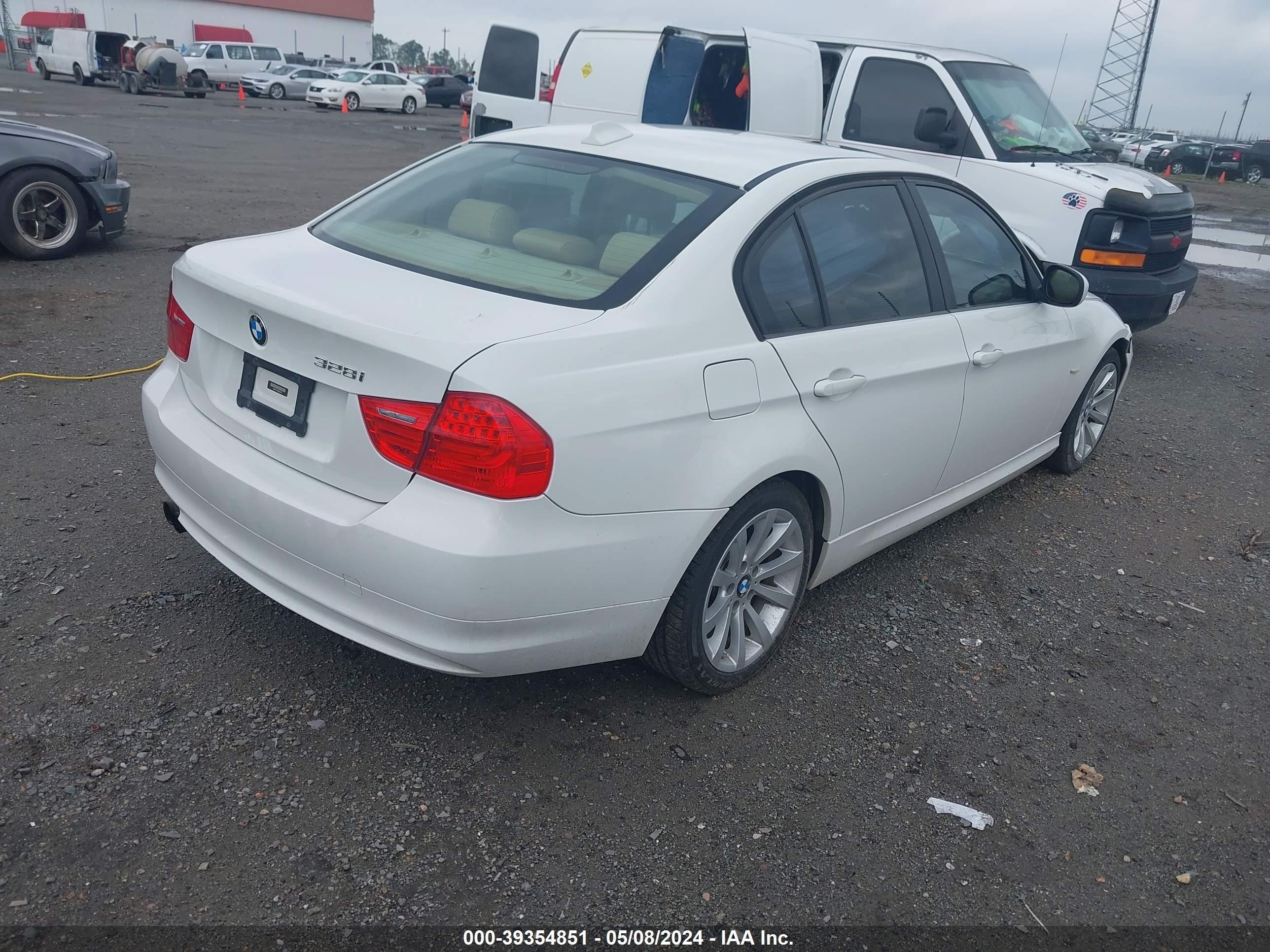 Photo 3 VIN: WBAPH7C54BE850126 - BMW 3ER 