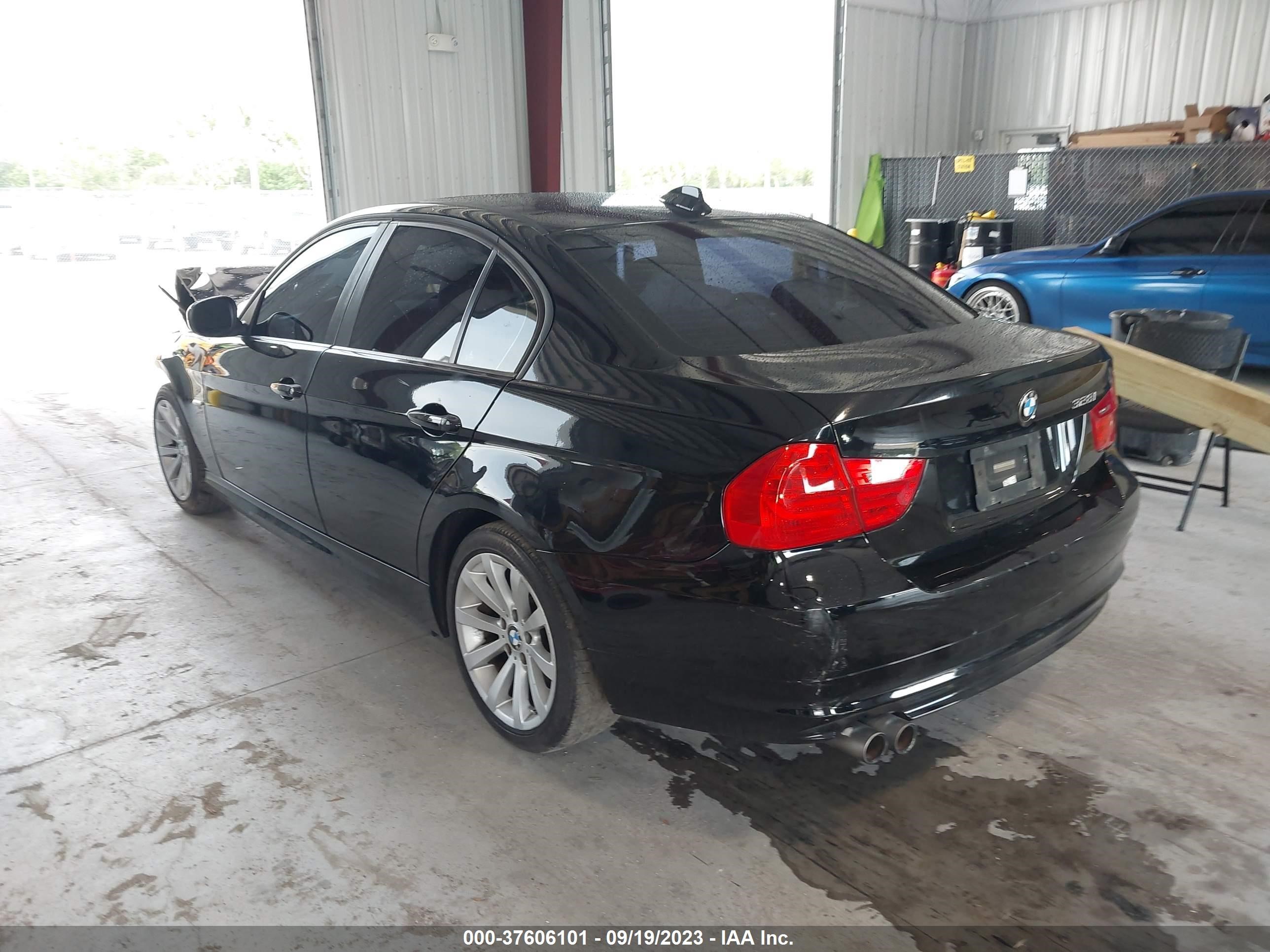 Photo 2 VIN: WBAPH7C57BE460198 - BMW 3ER 