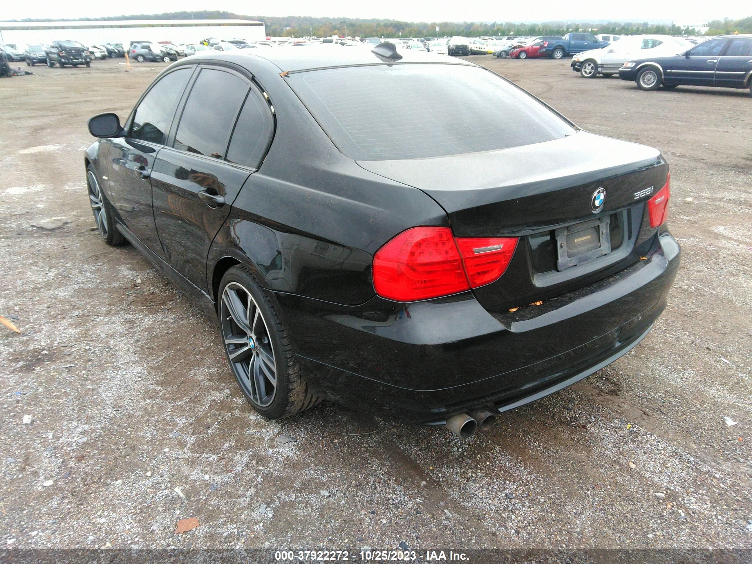 Photo 2 VIN: WBAPH7C59BE678224 - BMW 3ER 