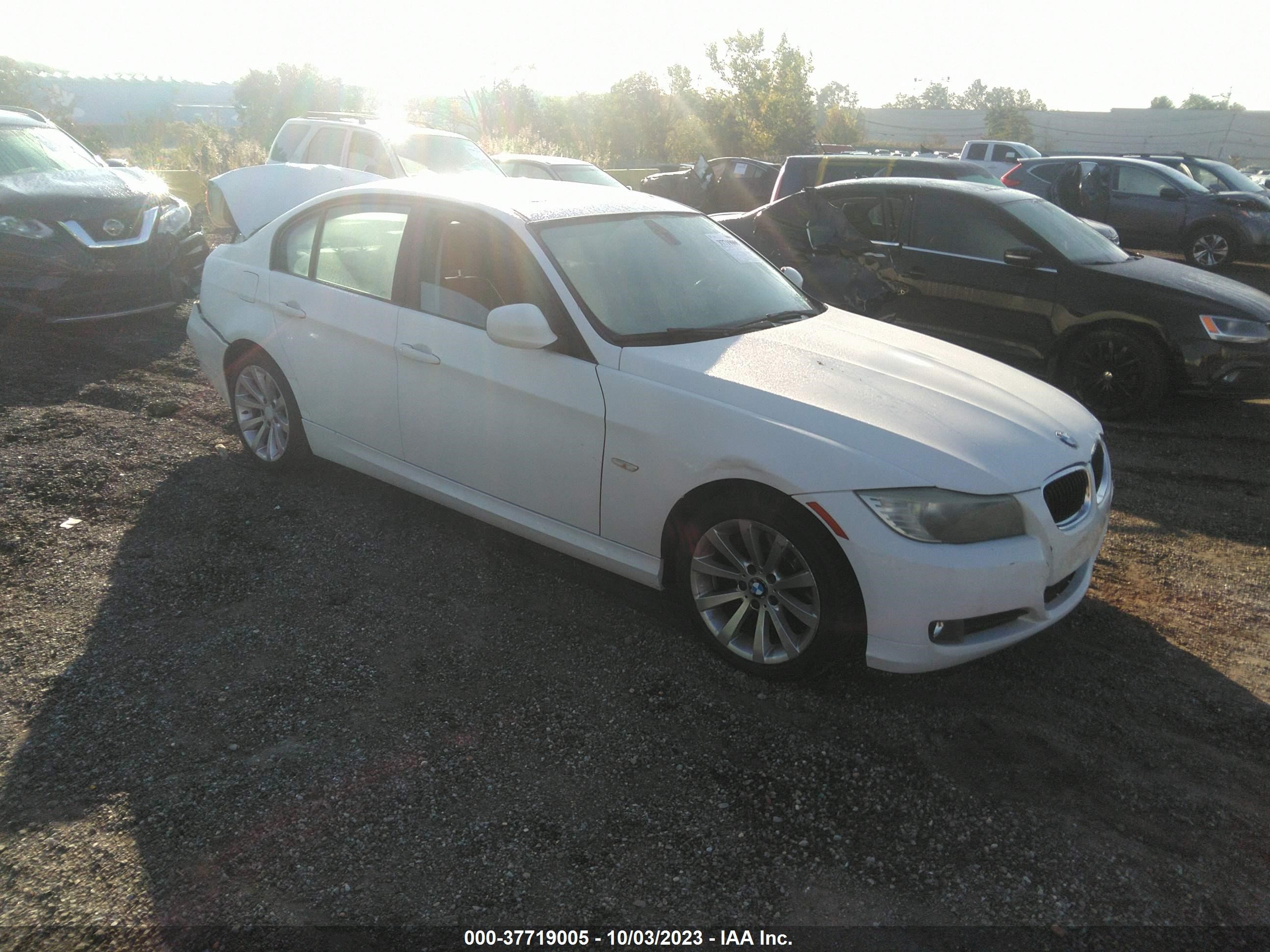 Photo 0 VIN: WBAPH7C59BE678837 - BMW 3ER 