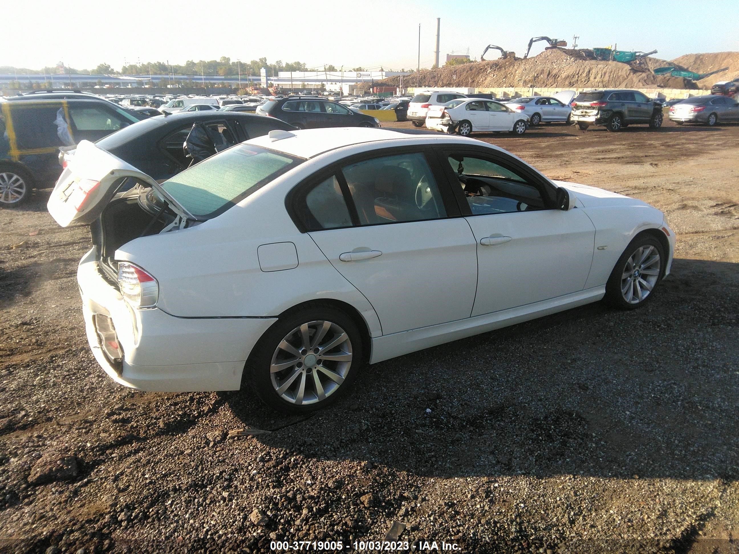 Photo 3 VIN: WBAPH7C59BE678837 - BMW 3ER 