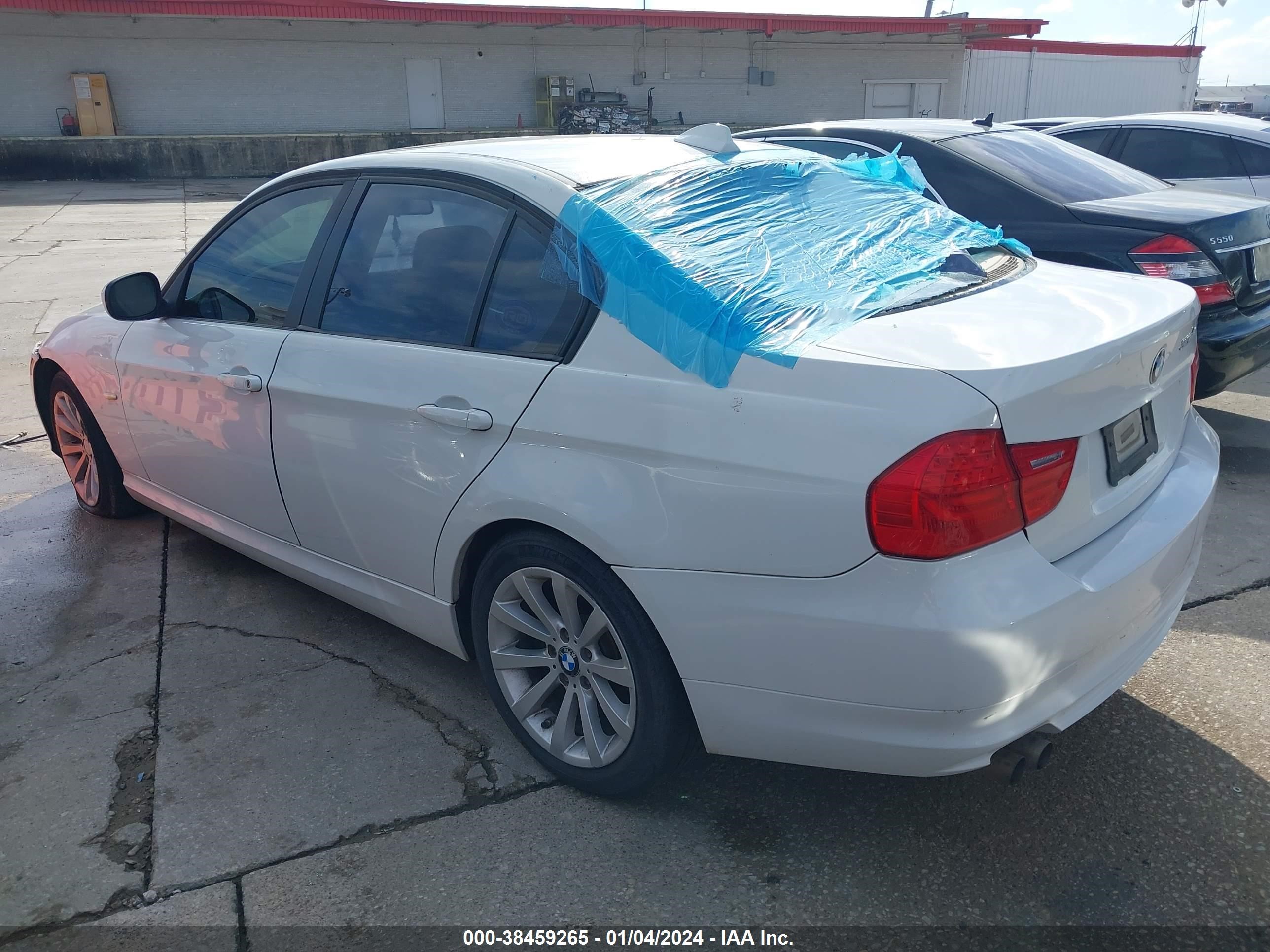 Photo 2 VIN: WBAPH7C5XBE459885 - BMW 3ER 