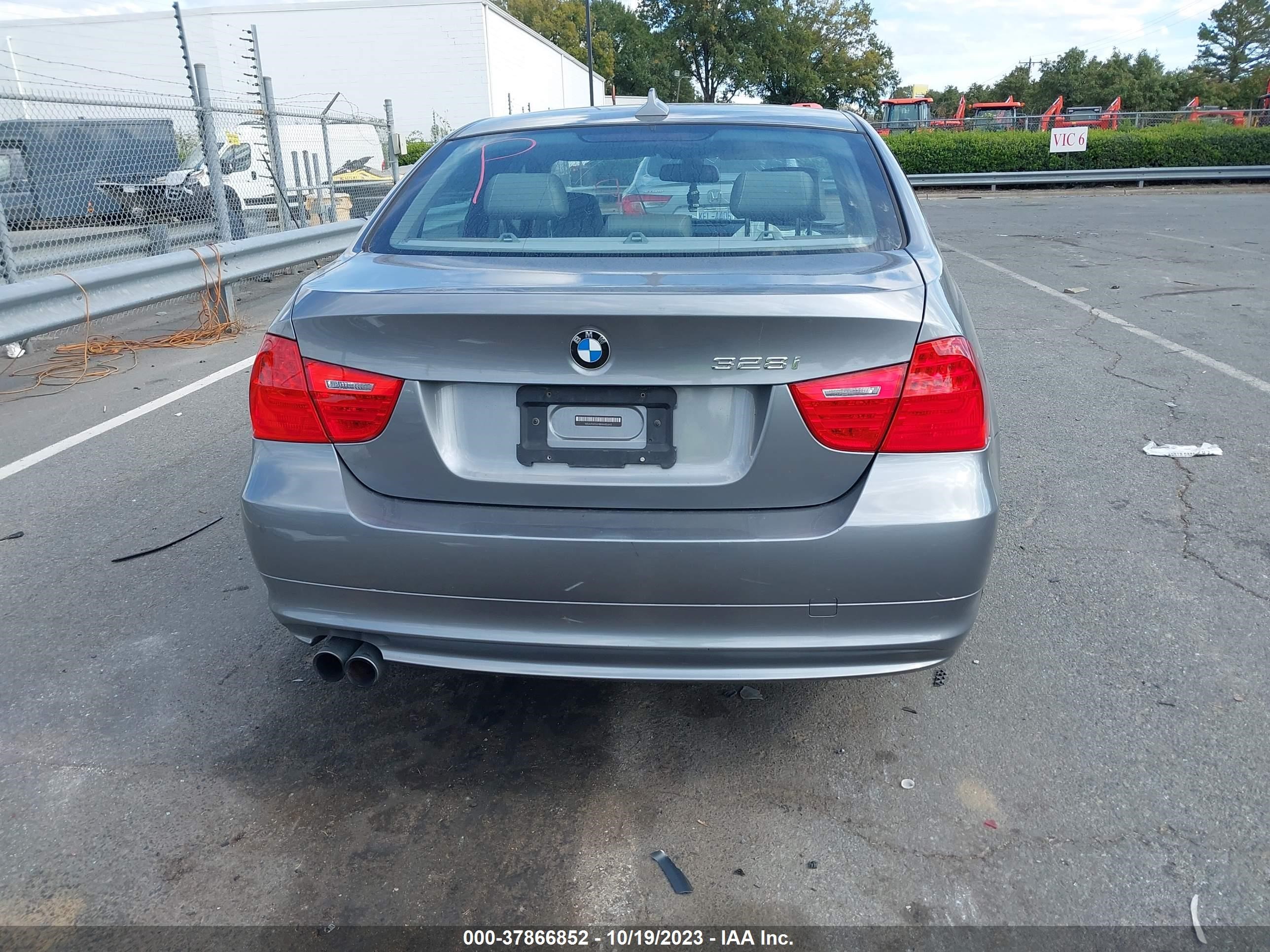 Photo 15 VIN: WBAPH7G51BNM55640 - BMW 3ER 