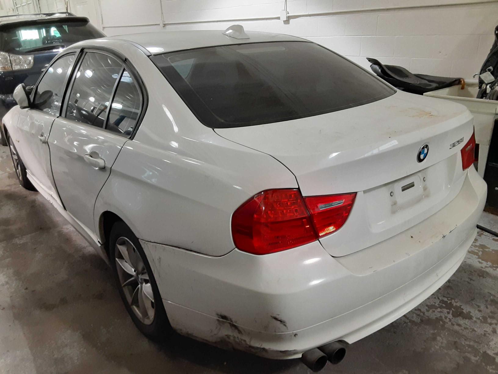 Photo 2 VIN: WBAPH7G56ANM50206 - BMW 328I 