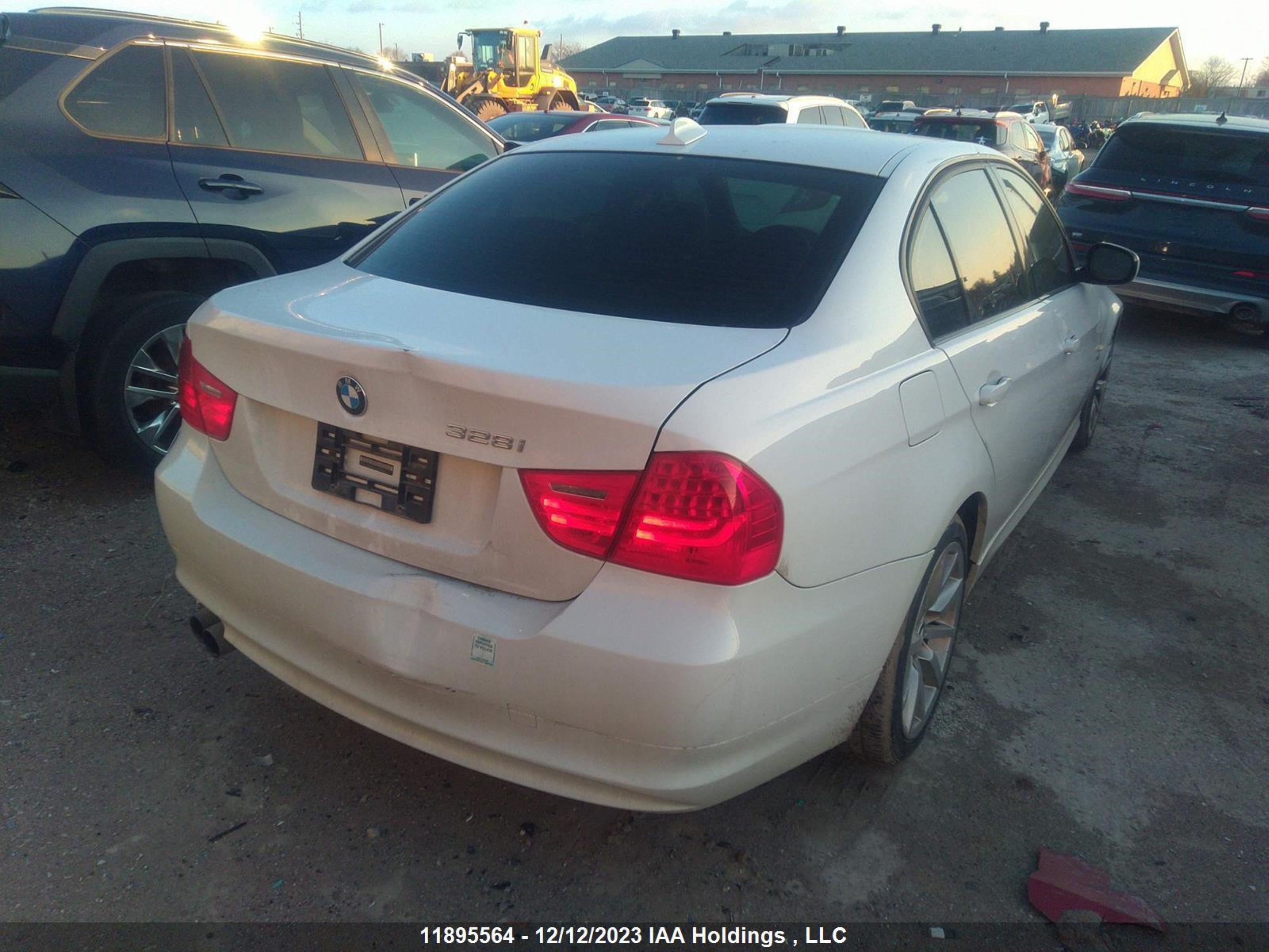 Photo 3 VIN: WBAPK7C56BA821560 - BMW 3ER 