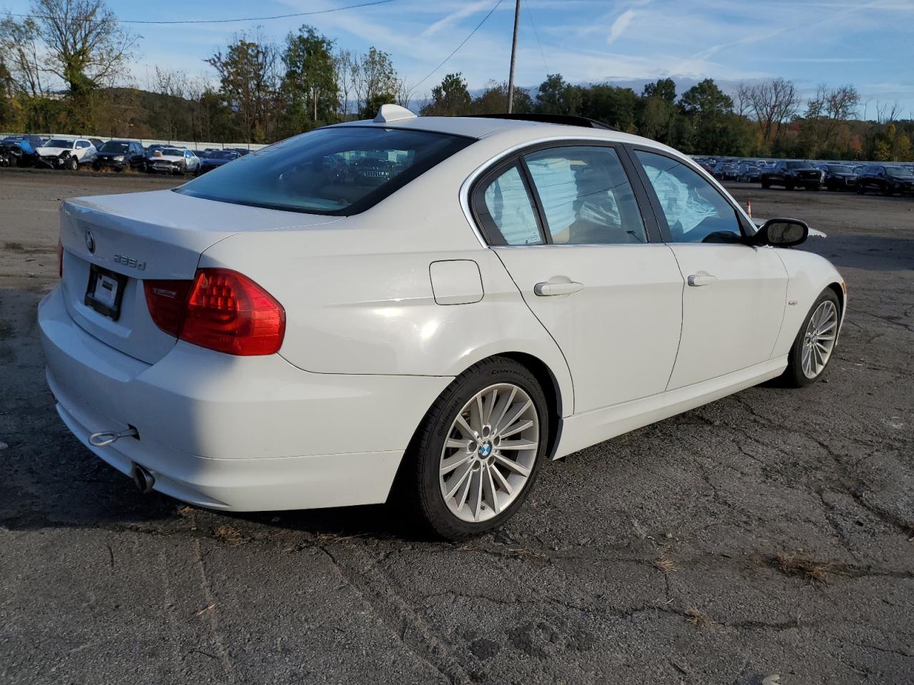 Photo 3 VIN: WBAPN7C56BA780001 - BMW 3ER 