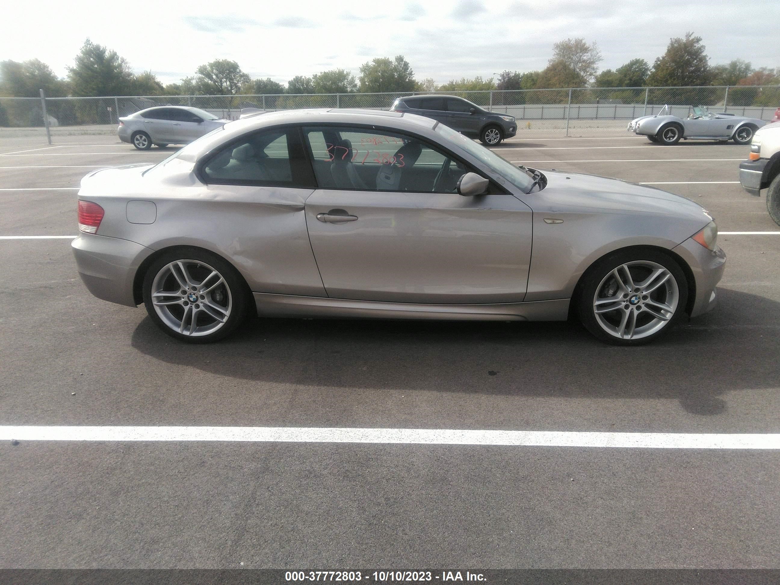 Photo 11 VIN: WBAUC73599VK95735 - BMW 1ER 