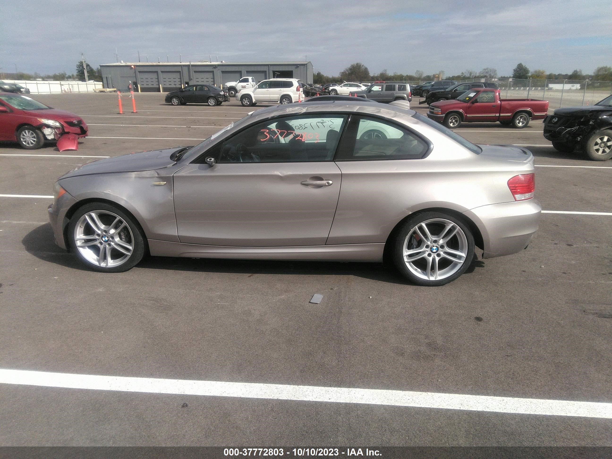 Photo 12 VIN: WBAUC73599VK95735 - BMW 1ER 