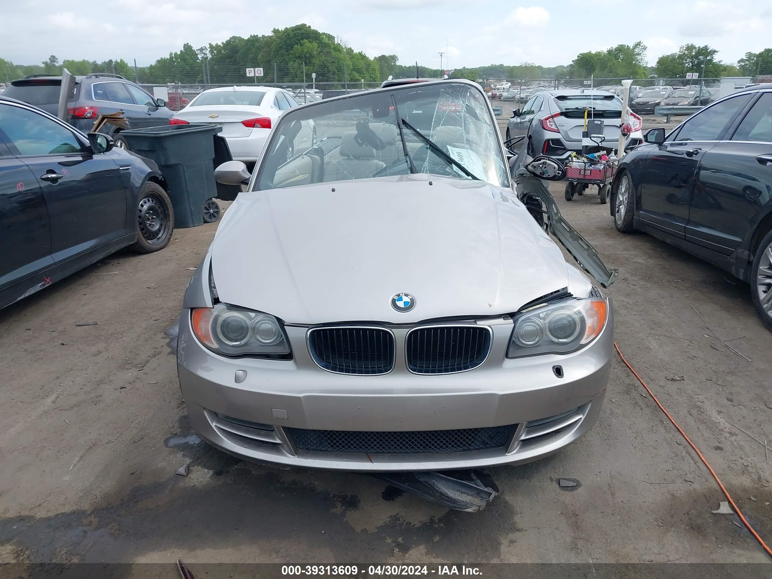 Photo 10 VIN: WBAUL73508VJ74008 - BMW 1ER 