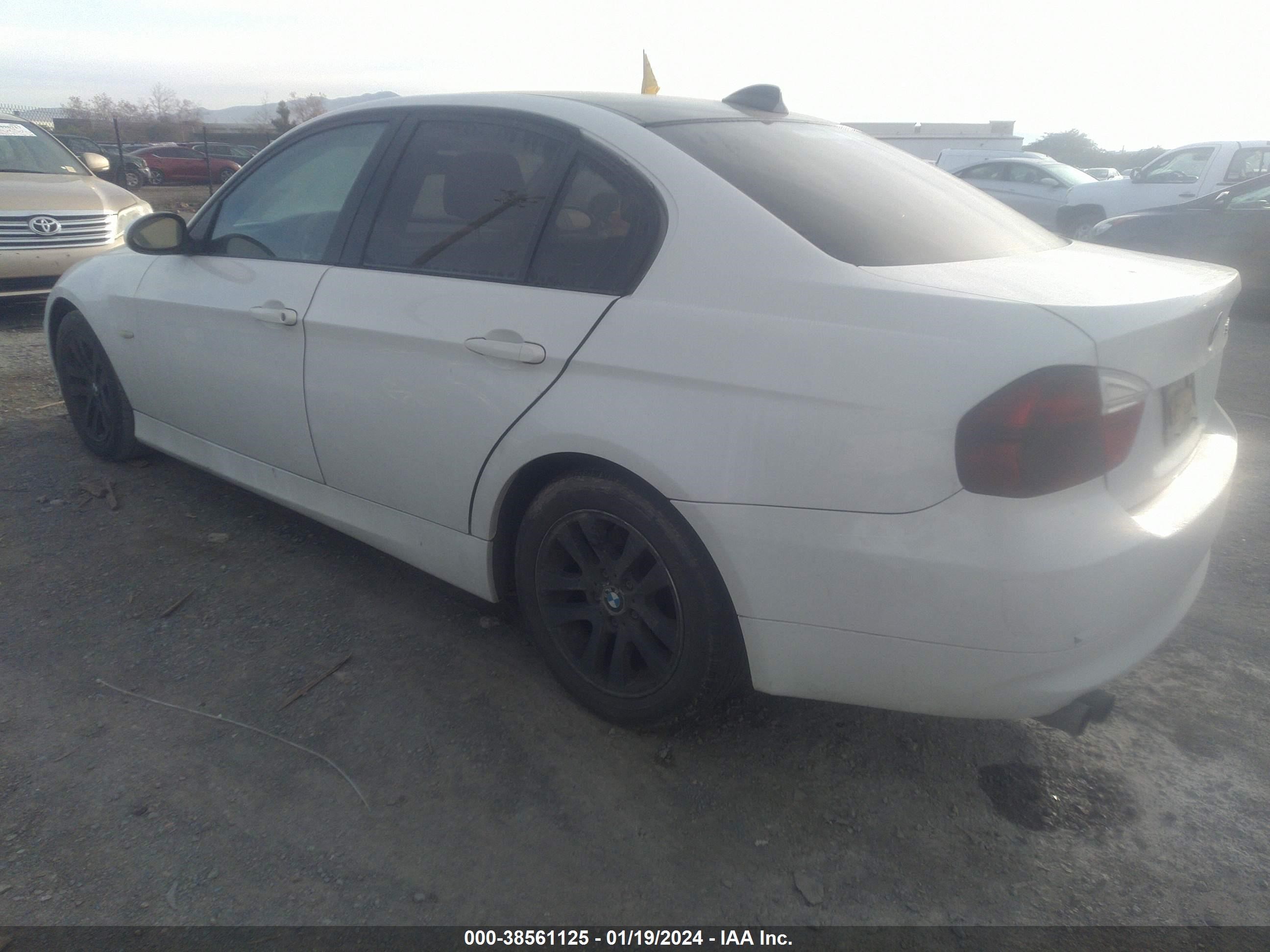 Photo 2 VIN: WBAVA33527KX70417 - BMW 3ER 