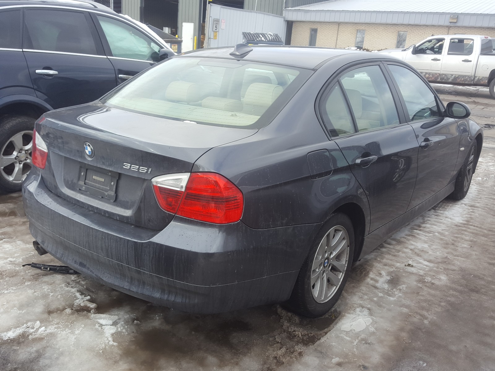 Photo 3 VIN: WBAVB13516KR58720 - BMW 325 I 