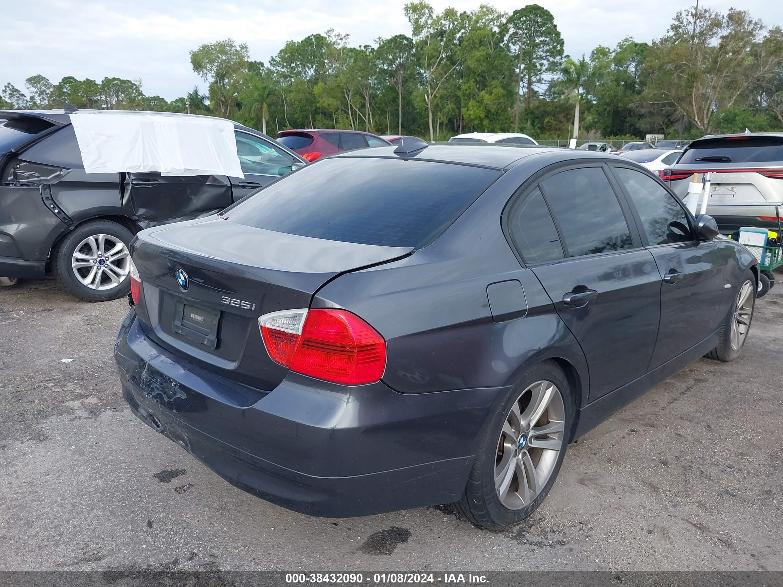 Photo 3 VIN: WBAVB13556KX68645 - BMW 3ER 