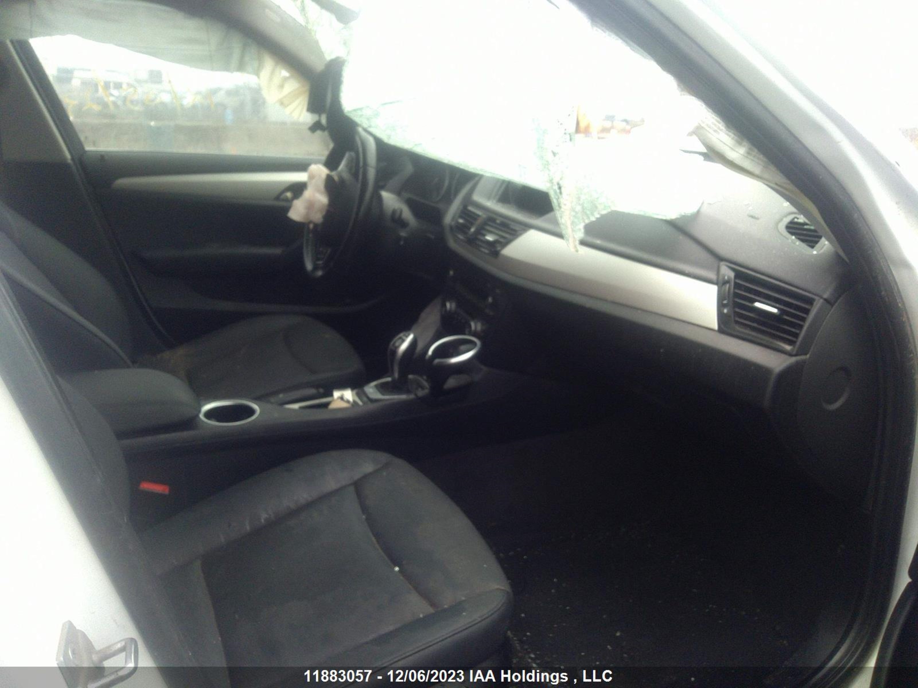 Photo 4 VIN: WBAVL1C51EVR94465 - BMW X1 