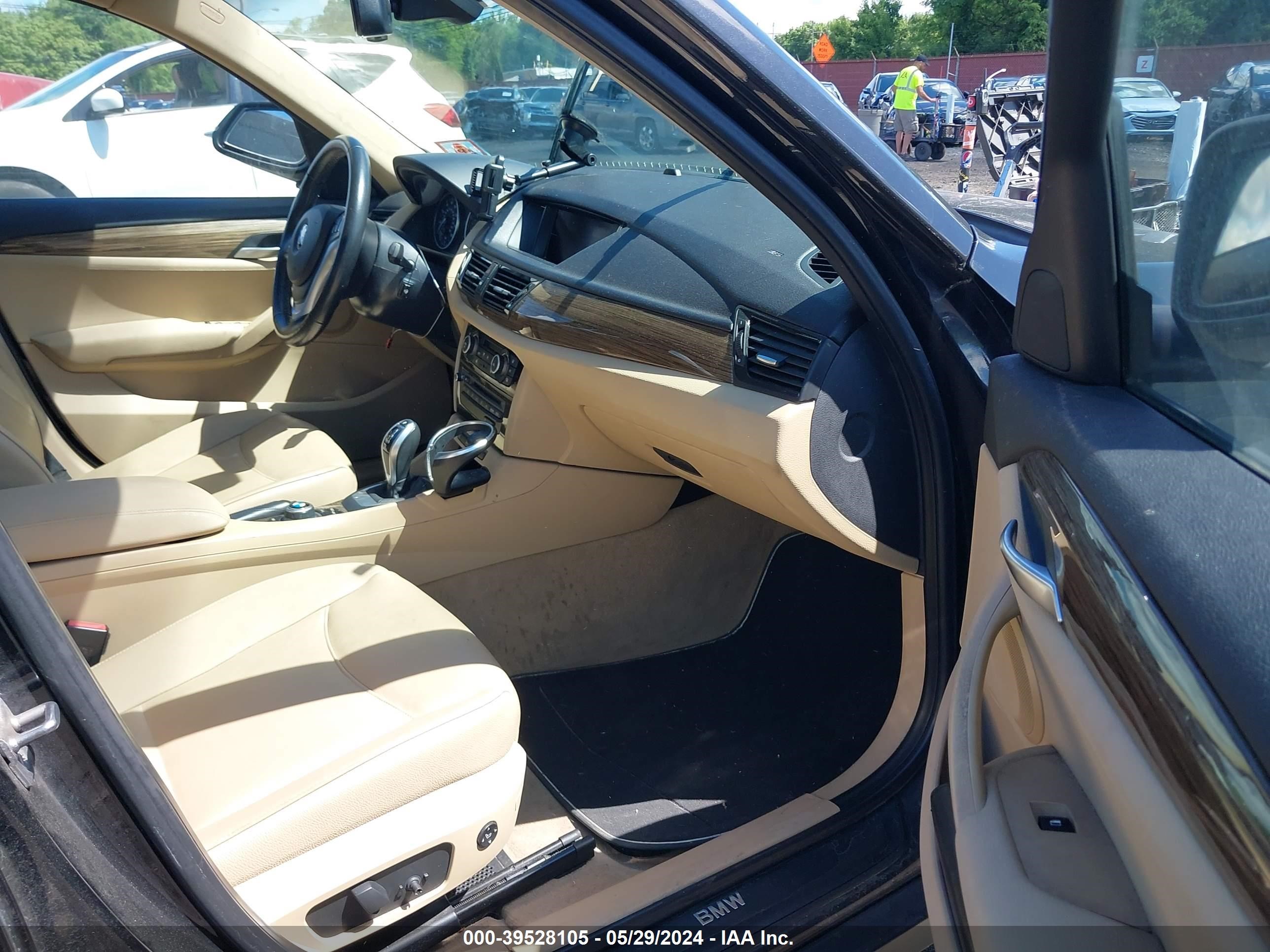 Photo 4 VIN: WBAVL1C56EVY12257 - BMW X1 