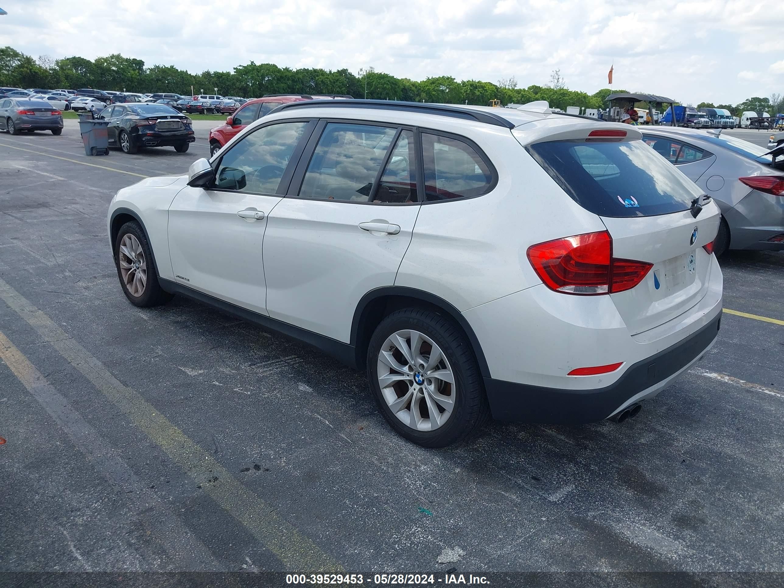 Photo 2 VIN: WBAVL1C5XDVR81891 - BMW X1 